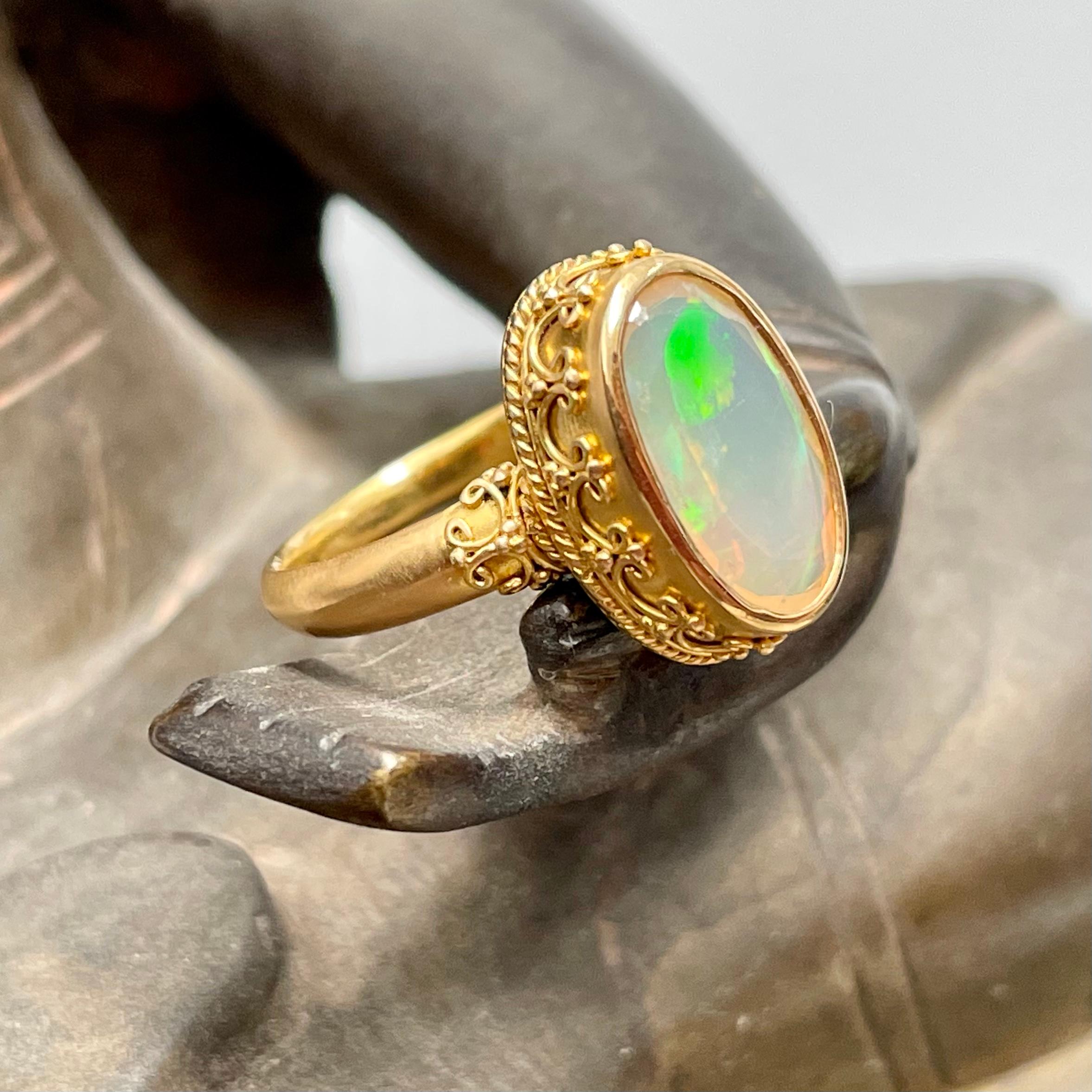Steven Battelle Anillo de oro de 22 quilates con ópalo etíope de 2,7 quilates Contemporáneo en venta
