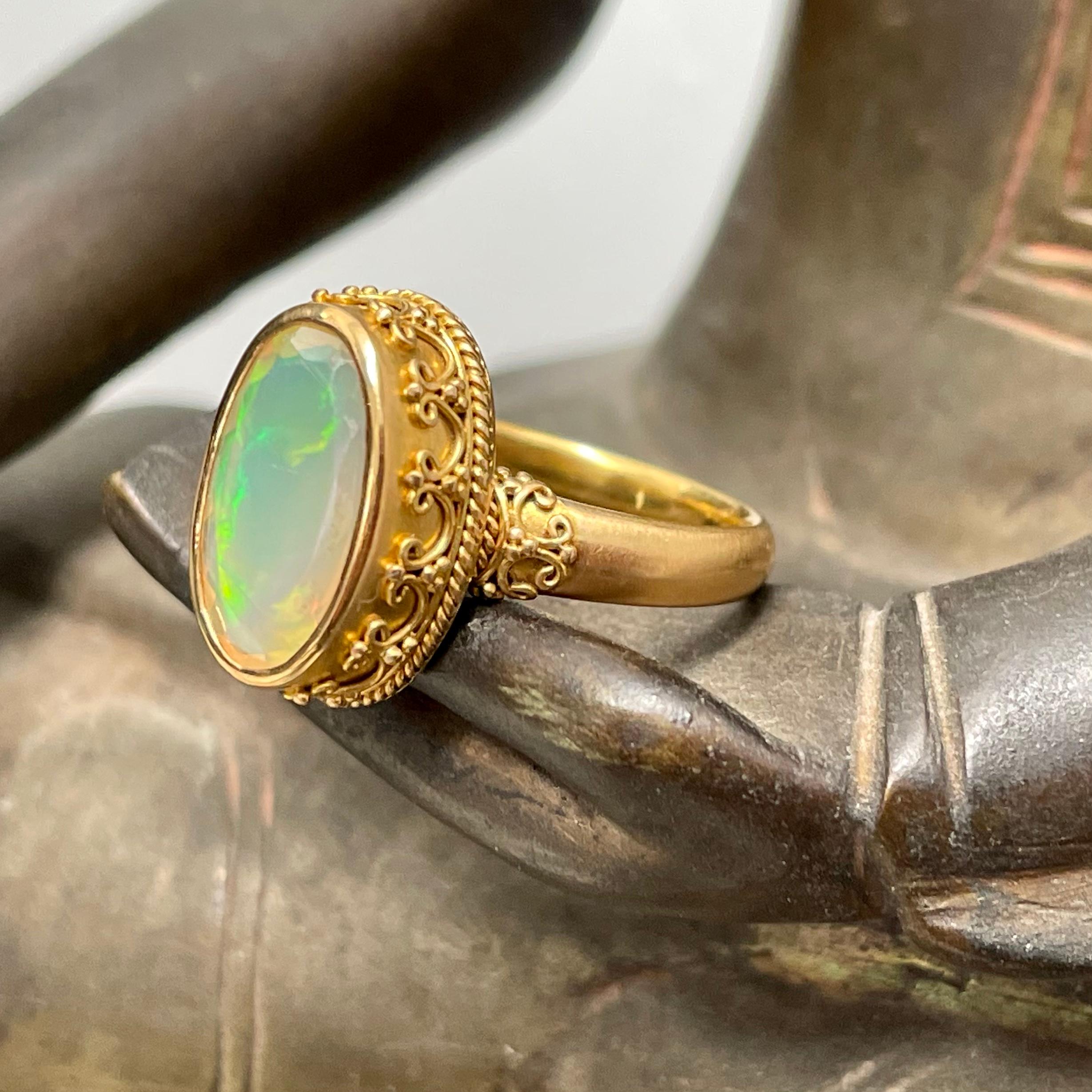 Steven Battelle Anillo de oro de 22 quilates con ópalo etíope de 2,7 quilates Corte oval en venta