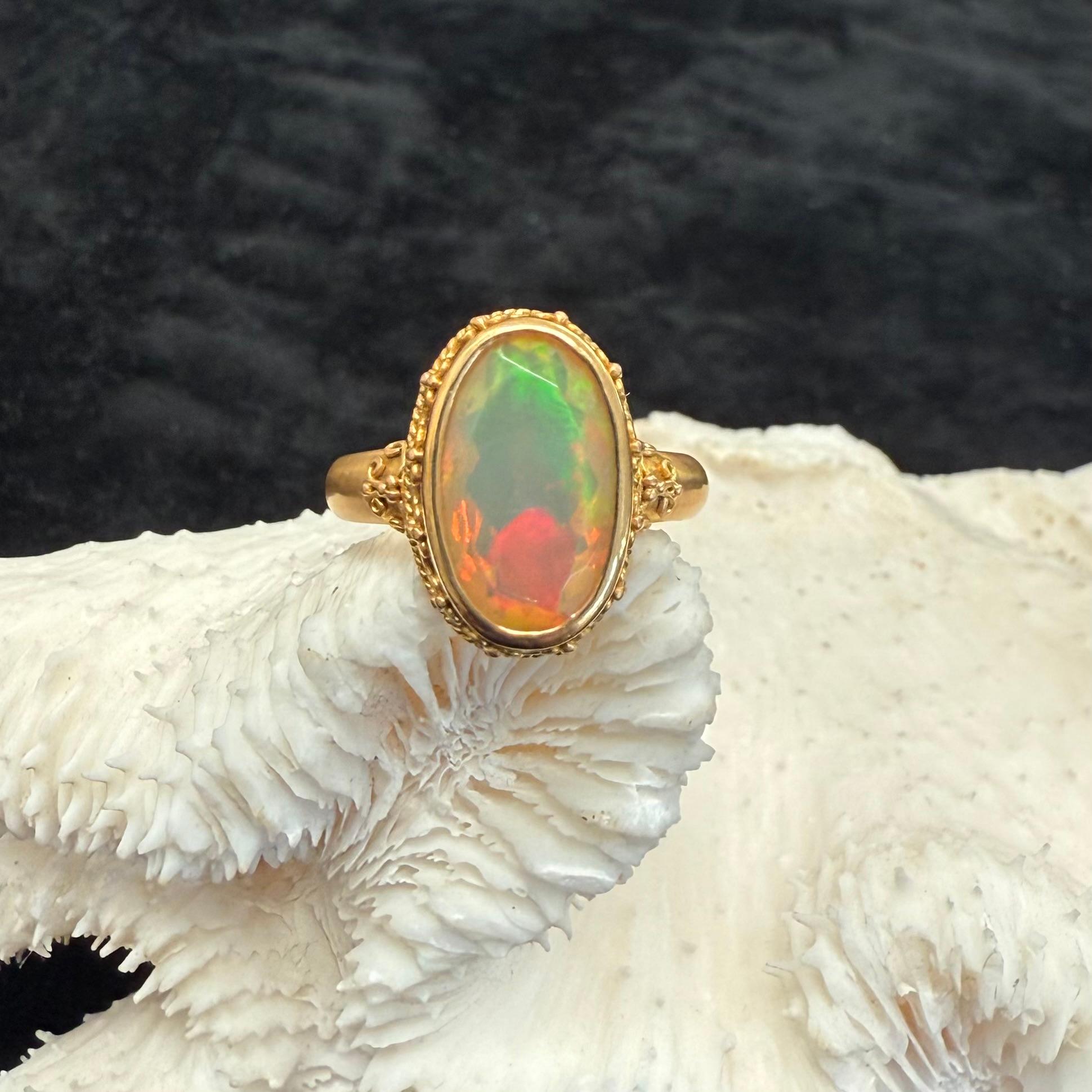 Steven Battelle Anillo de oro de 22 quilates con ópalo etíope de 2,7 quilates en venta 2