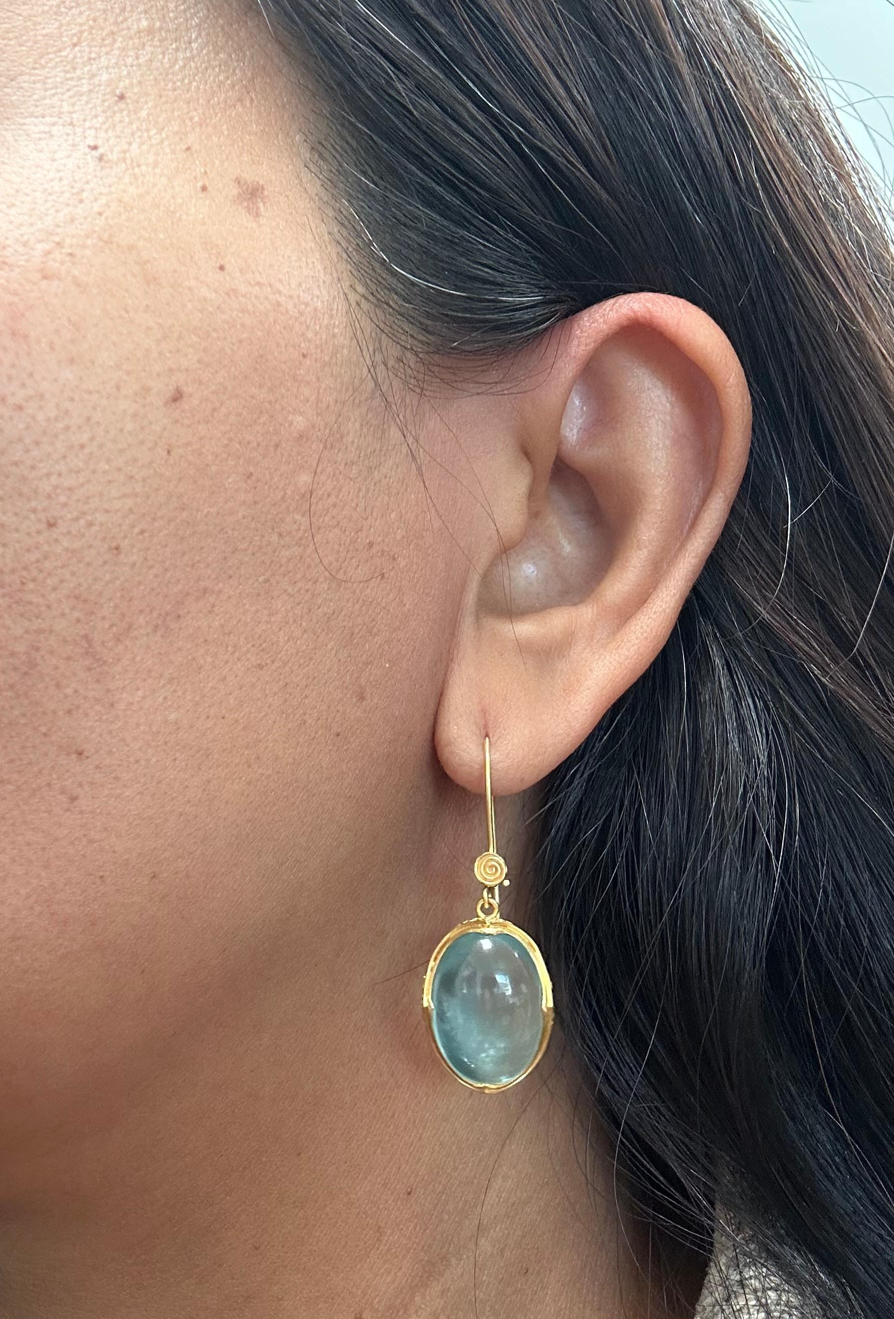 Steven Battelle 27.1 Carats Aquamarine Cabochon 18K Gold Wire Earrings For Sale 2