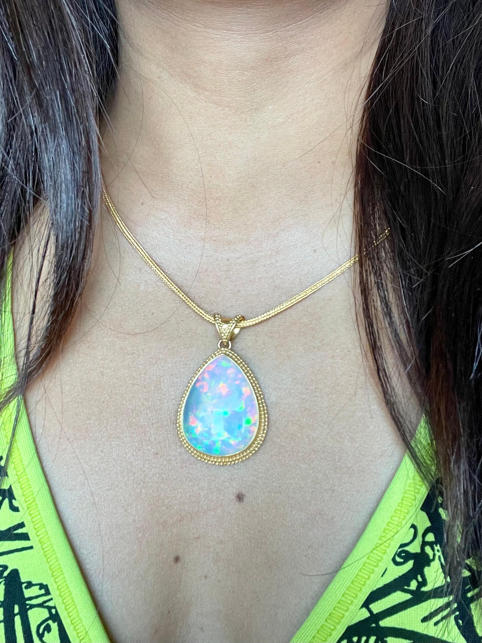 Contemporain Steven Battelle Pendentif en or 22 carats avec opale Welo éthiopienne de 27,7 carats en vente
