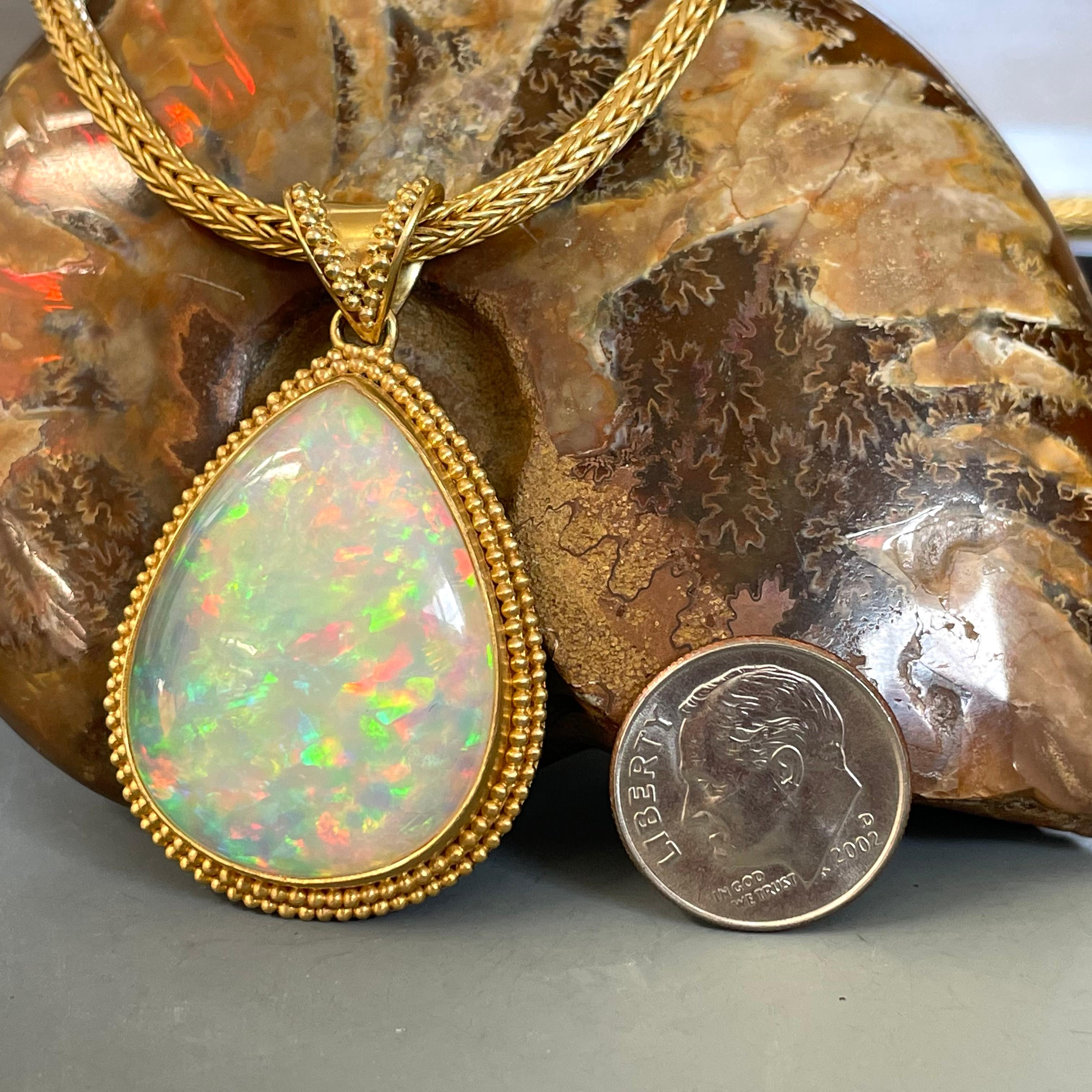 Taille cabochon Steven Battelle Pendentif en or 22 carats avec opale Welo éthiopienne de 27,7 carats en vente