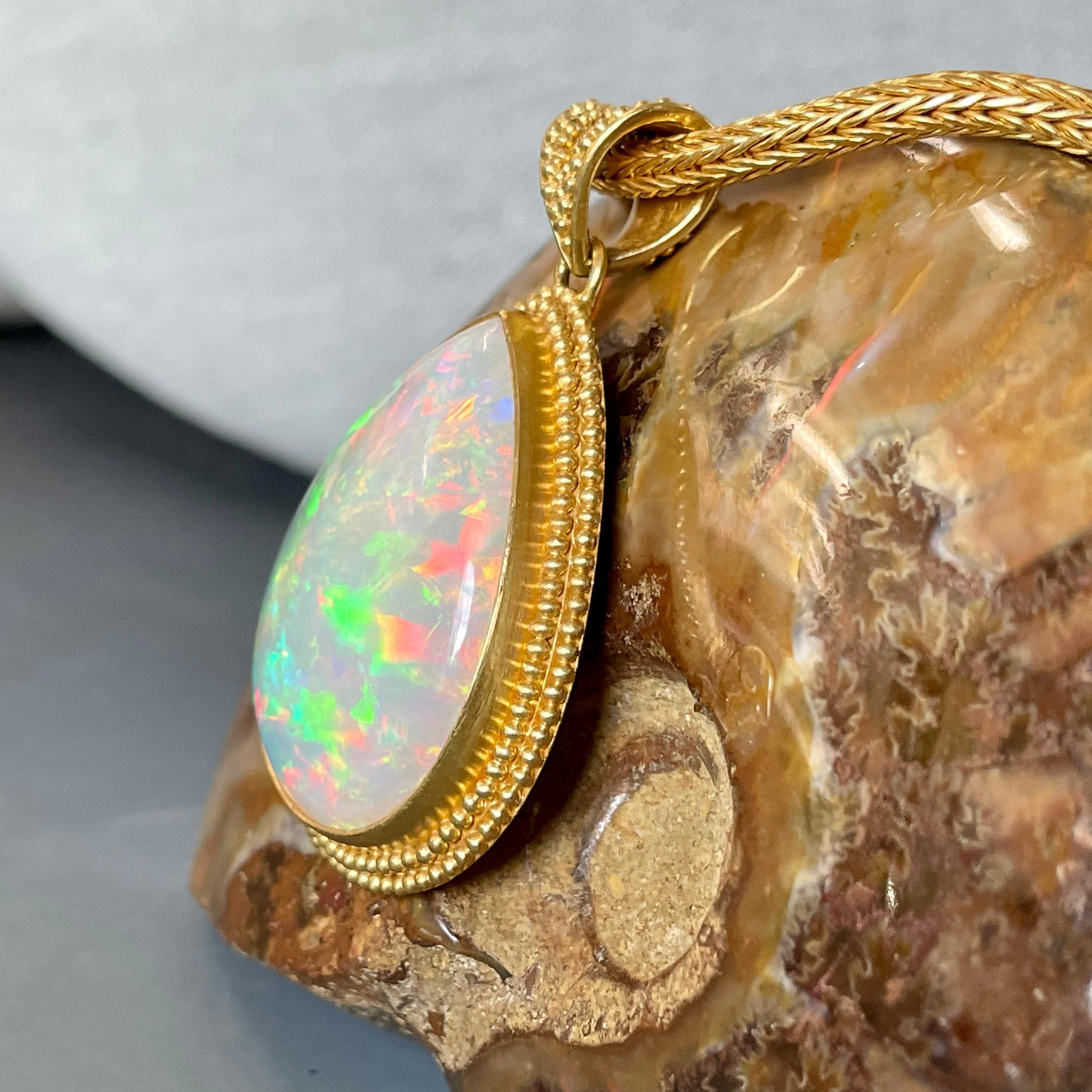 Steven Battelle Pendentif en or 22 carats avec opale Welo éthiopienne de 27,7 carats en vente 1