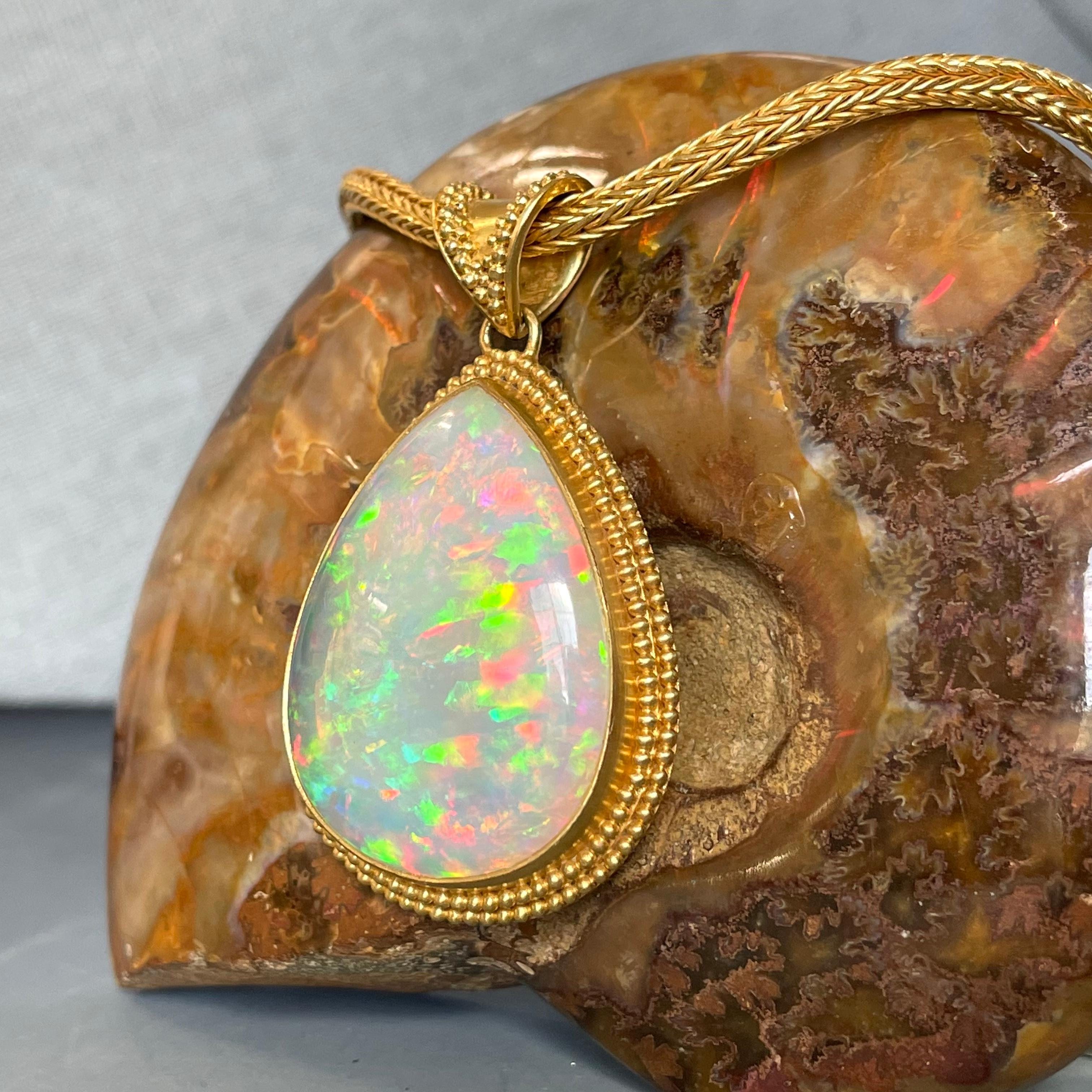 Steven Battelle Pendentif en or 22 carats avec opale Welo éthiopienne de 27,7 carats en vente 1