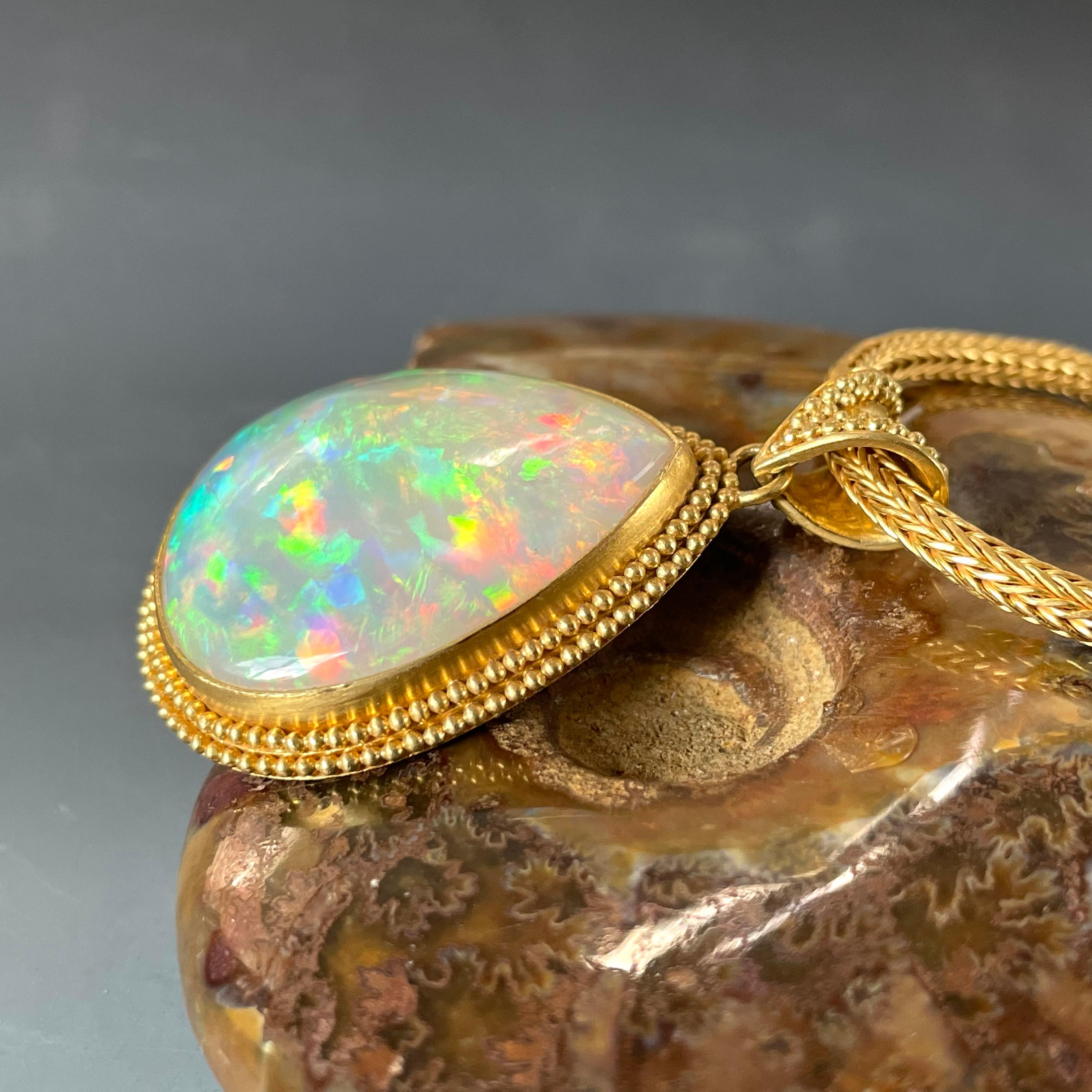 Steven Battelle Pendentif en or 22 carats avec opale Welo éthiopienne de 27,7 carats en vente 4