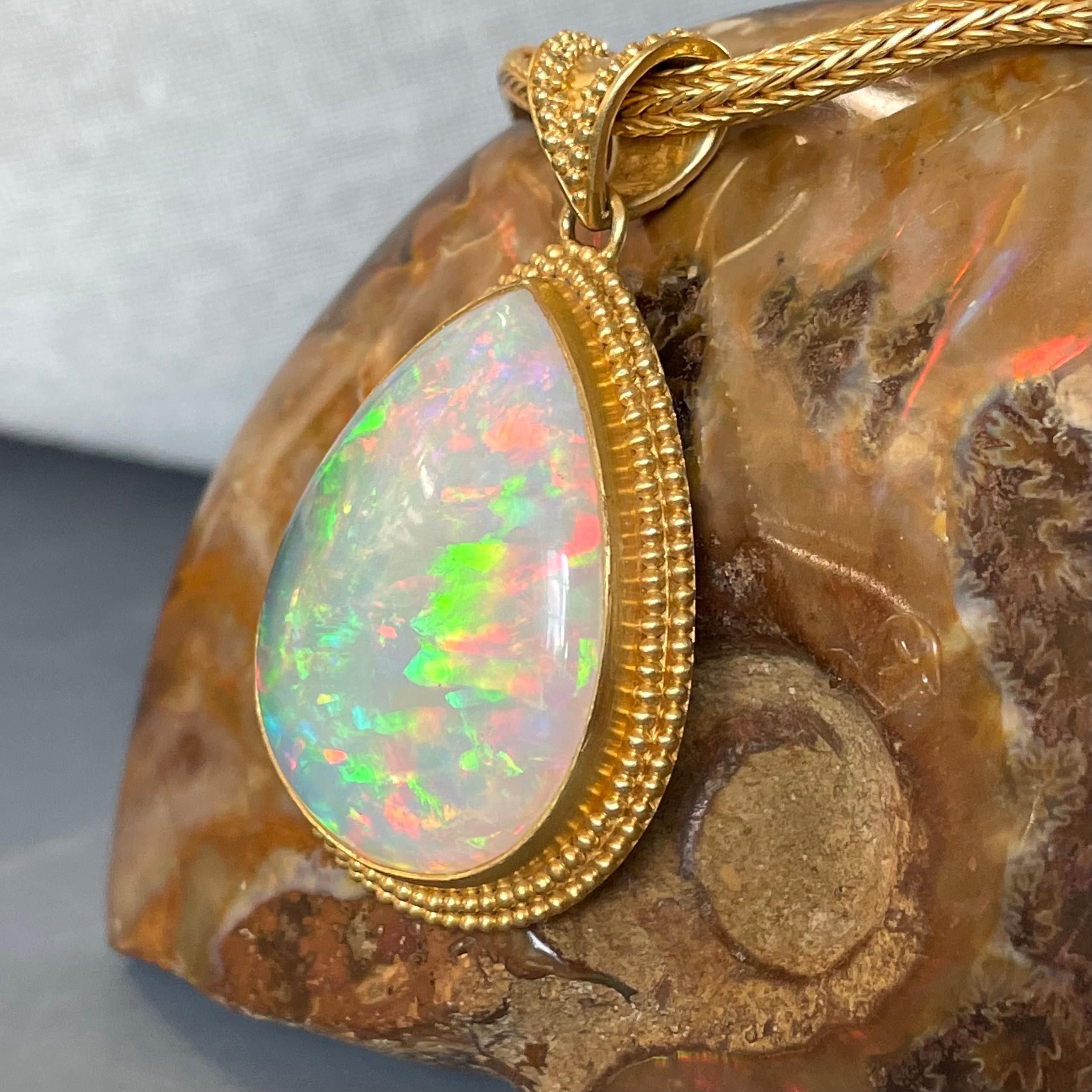 Steven Battelle Pendentif en or 22 carats avec opale Welo éthiopienne de 27,7 carats en vente 3