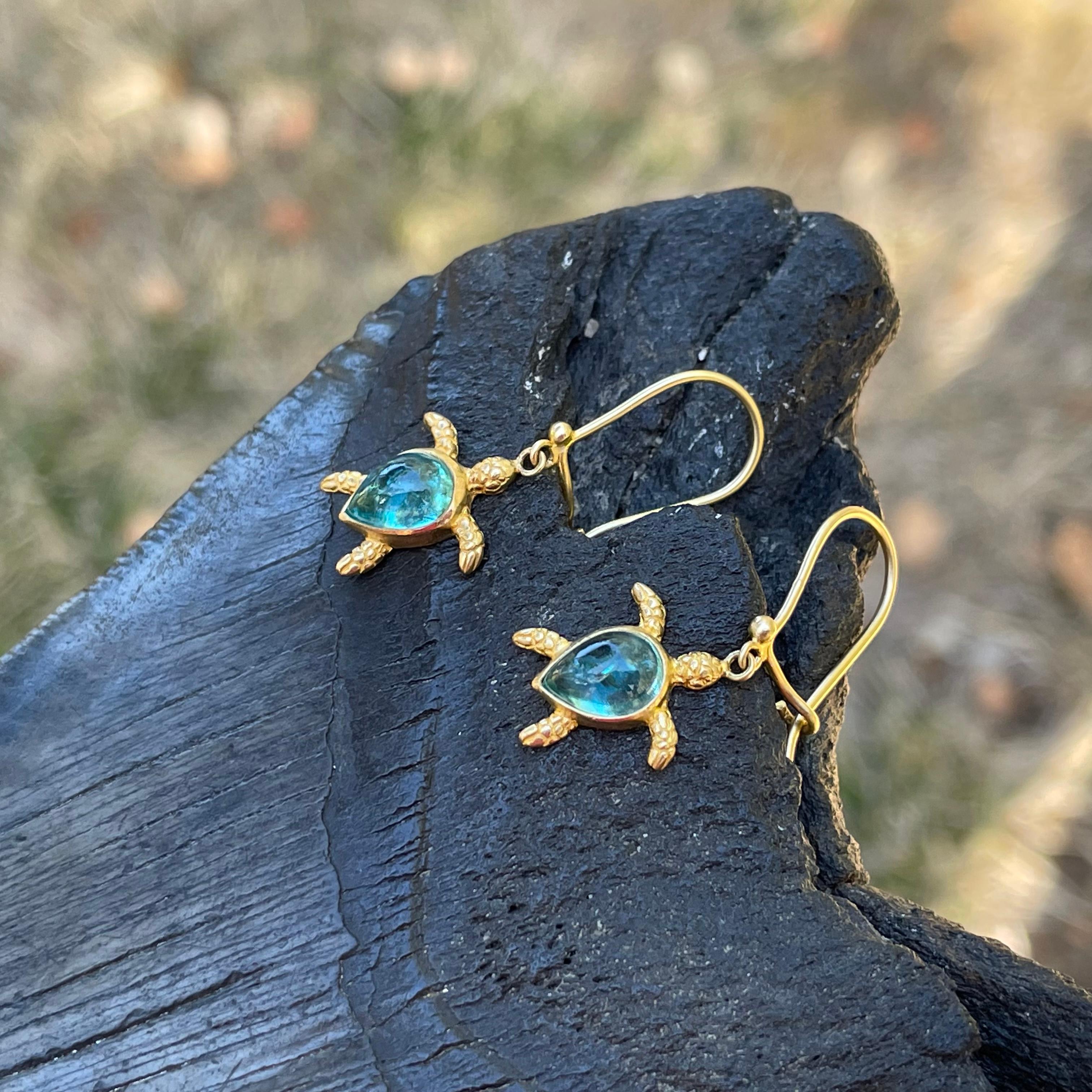 Steven Battelle 2.8 Carats Apatite Sea Turtle 18K Gold Drop Earrings In New Condition For Sale In Soquel, CA