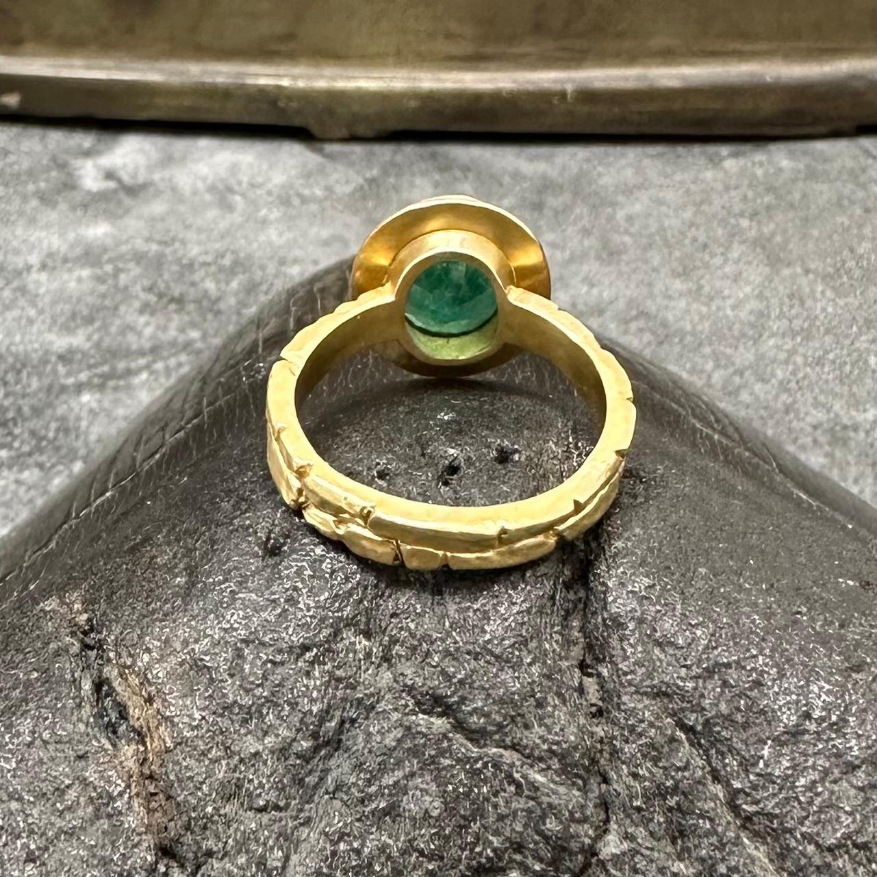 Steven Battelle 2.8 Carats Columbian Emerald 18K Gold Ring For Sale 4