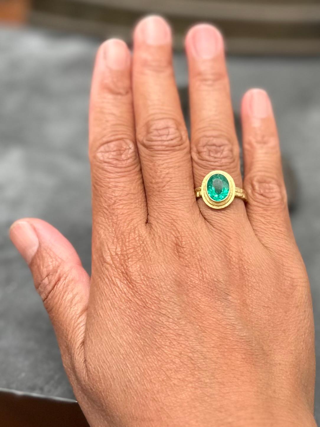 Steven Battelle 2.8 Carats Columbian Emerald 18K Gold Ring For Sale 5