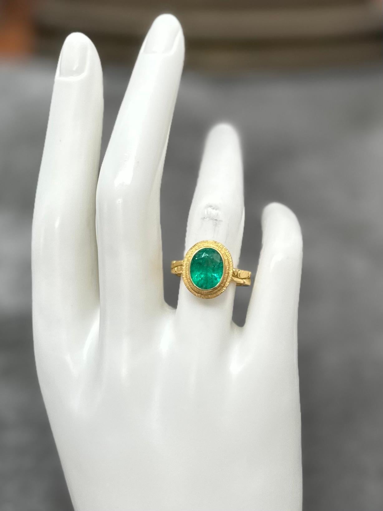 Steven Battelle 2.8 Carats Columbian Emerald 18K Gold Ring For Sale 6