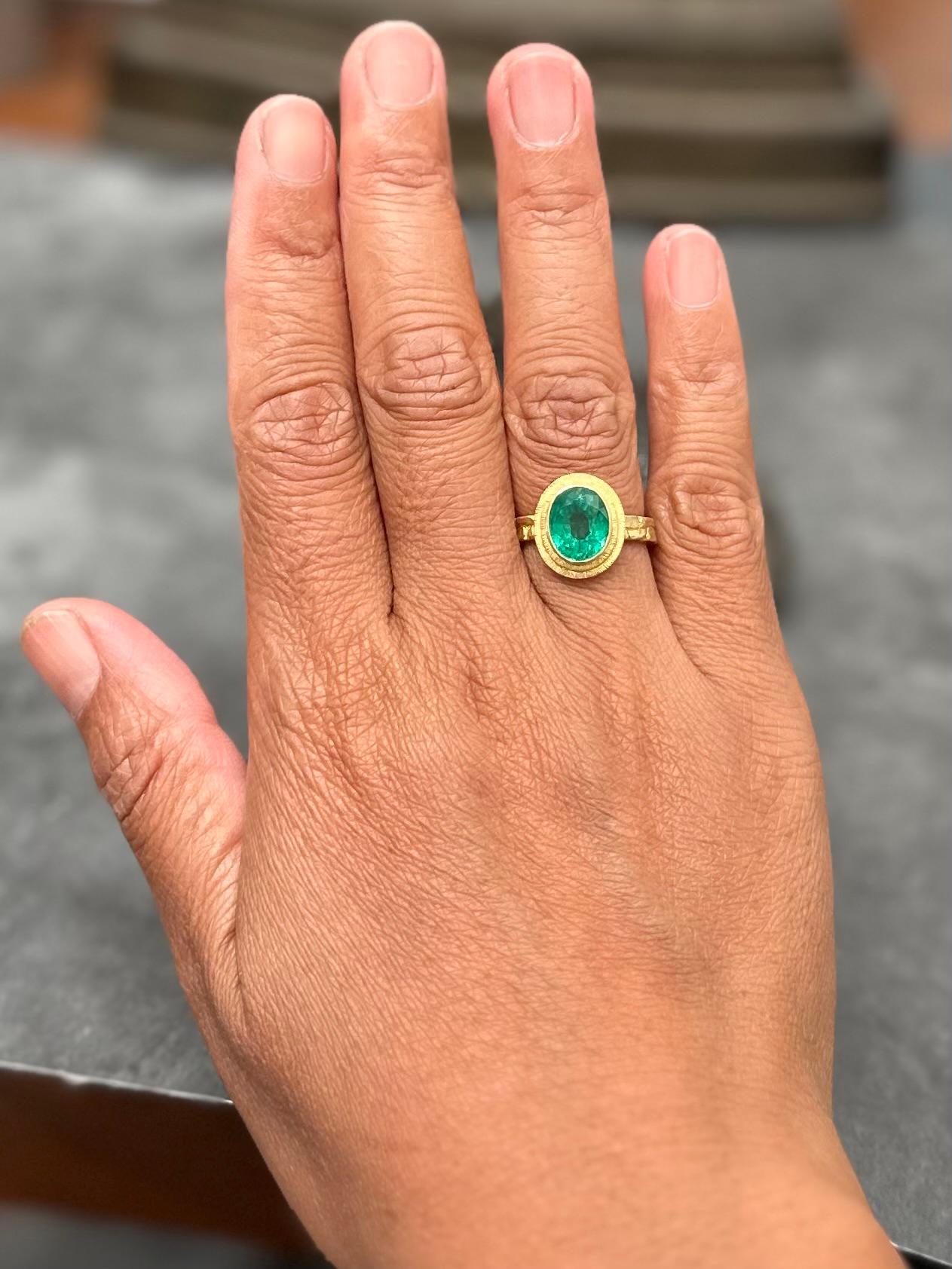 Contemporary Steven Battelle 2.8 Carats Columbian Emerald 18K Gold Ring For Sale