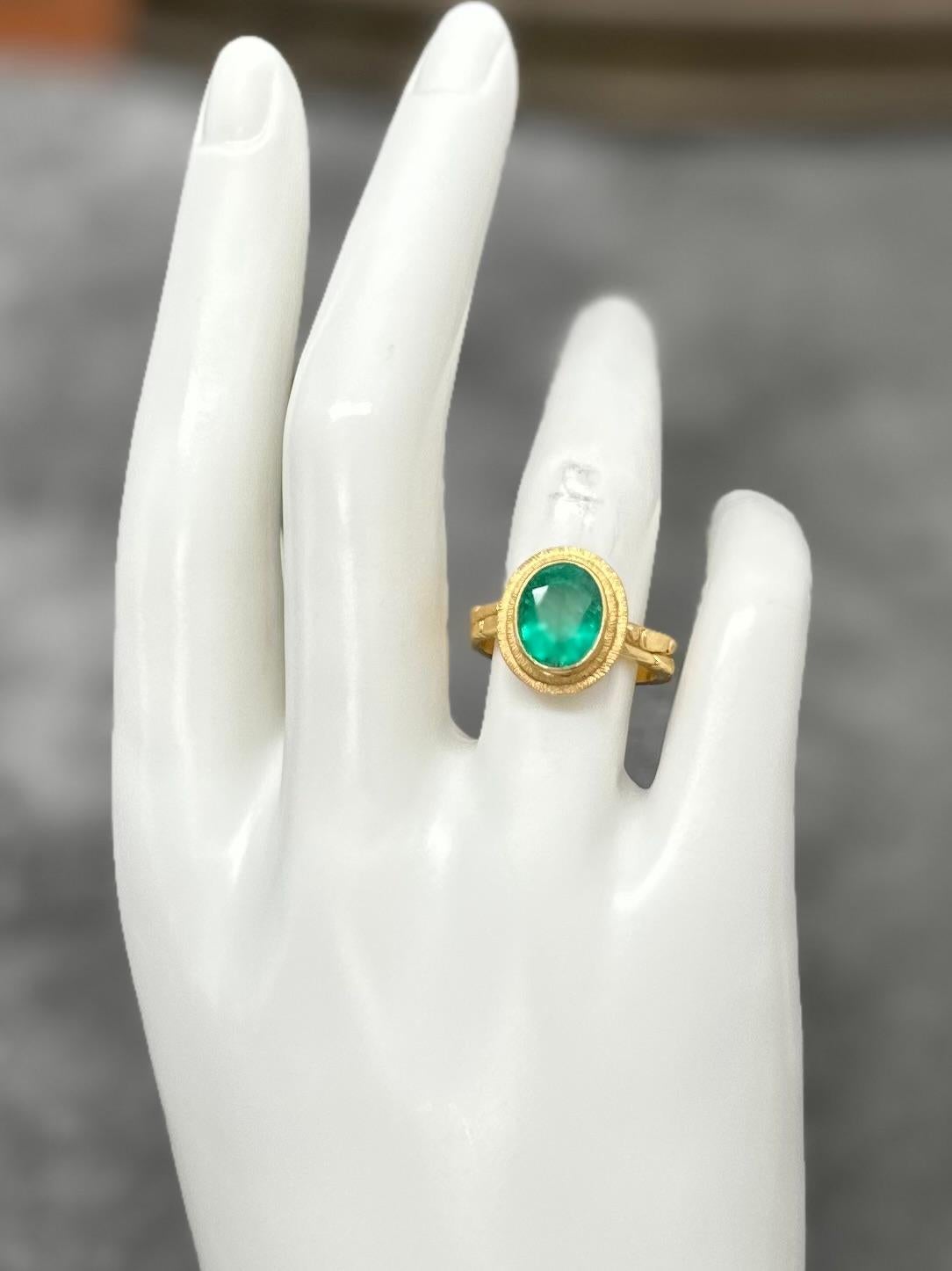 Women's or Men's Steven Battelle 2.8 Carats Columbian Emerald 18K Gold Ring For Sale