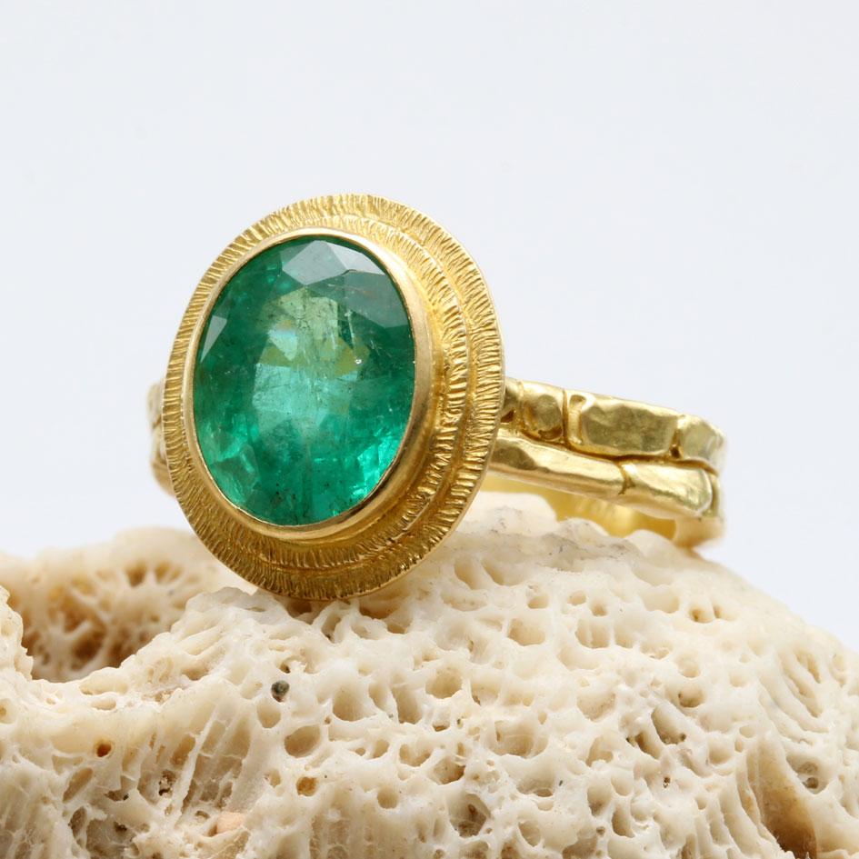 Steven Battelle 2.8 Carats Columbian Emerald 18K Gold Ring For Sale 1
