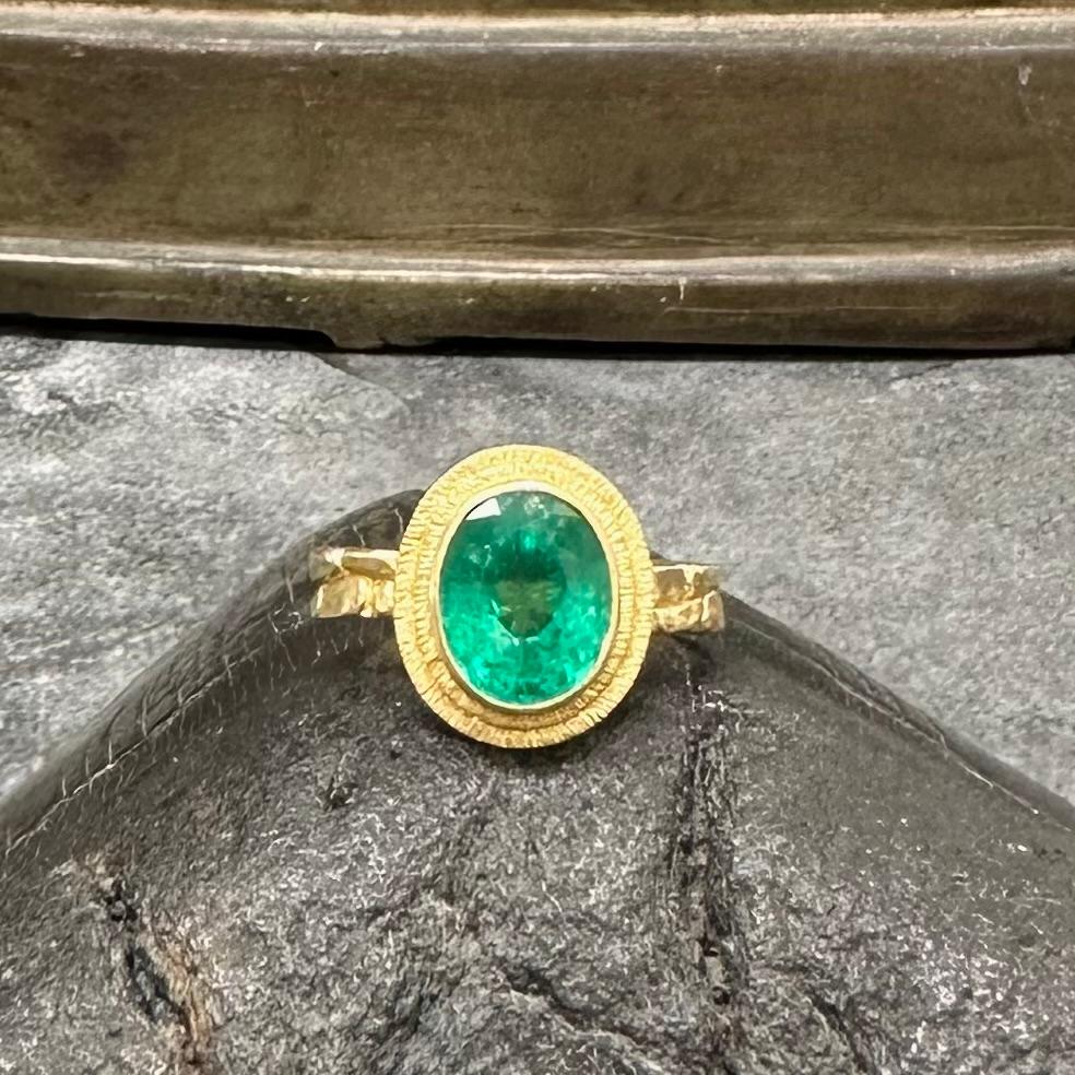 Steven Battelle 2.8 Carats Columbian Emerald 18K Gold Ring For Sale 3