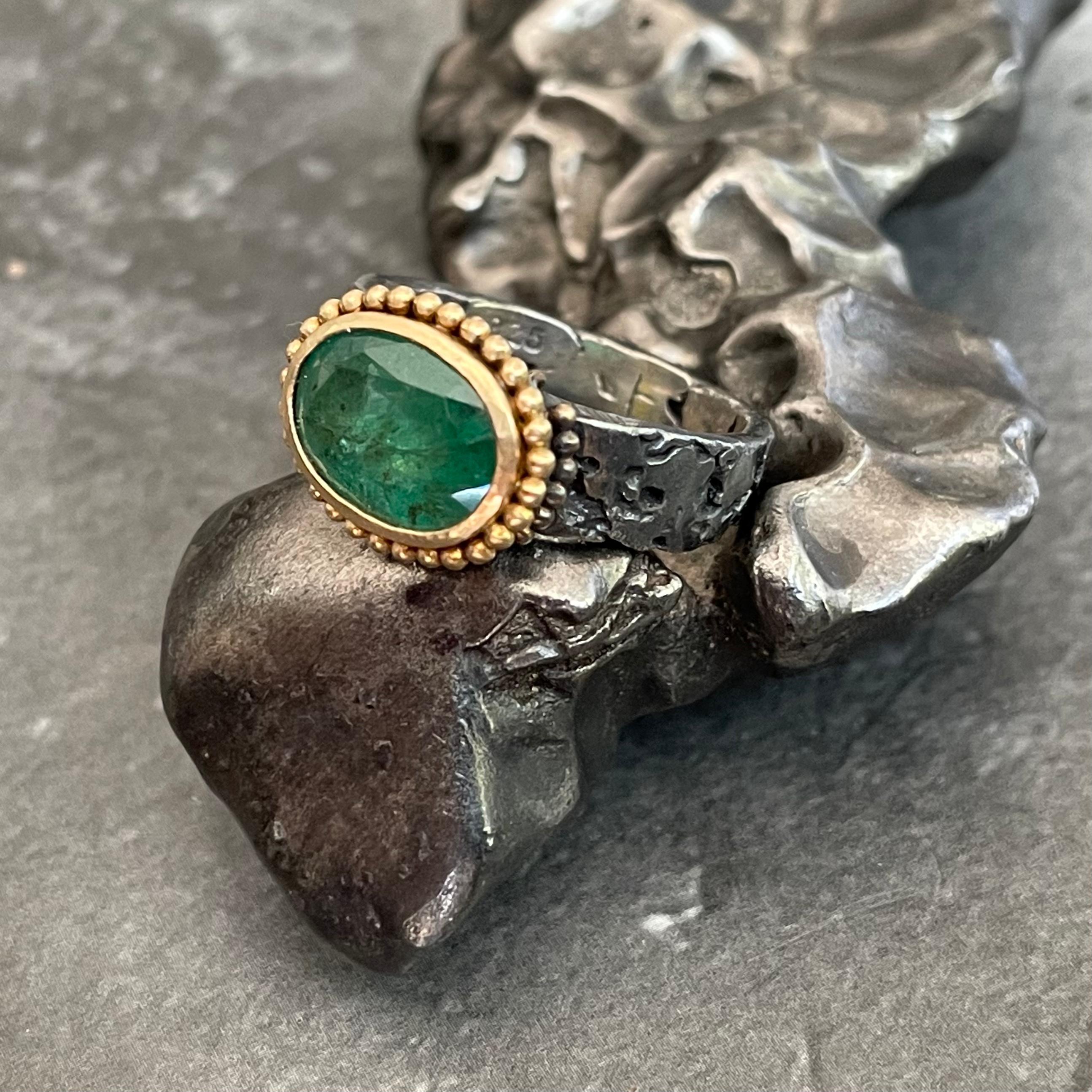 Steven Battelle 2.8 Carats Emerald Oxidized Silver 18K Gold Ring In New Condition For Sale In Soquel, CA