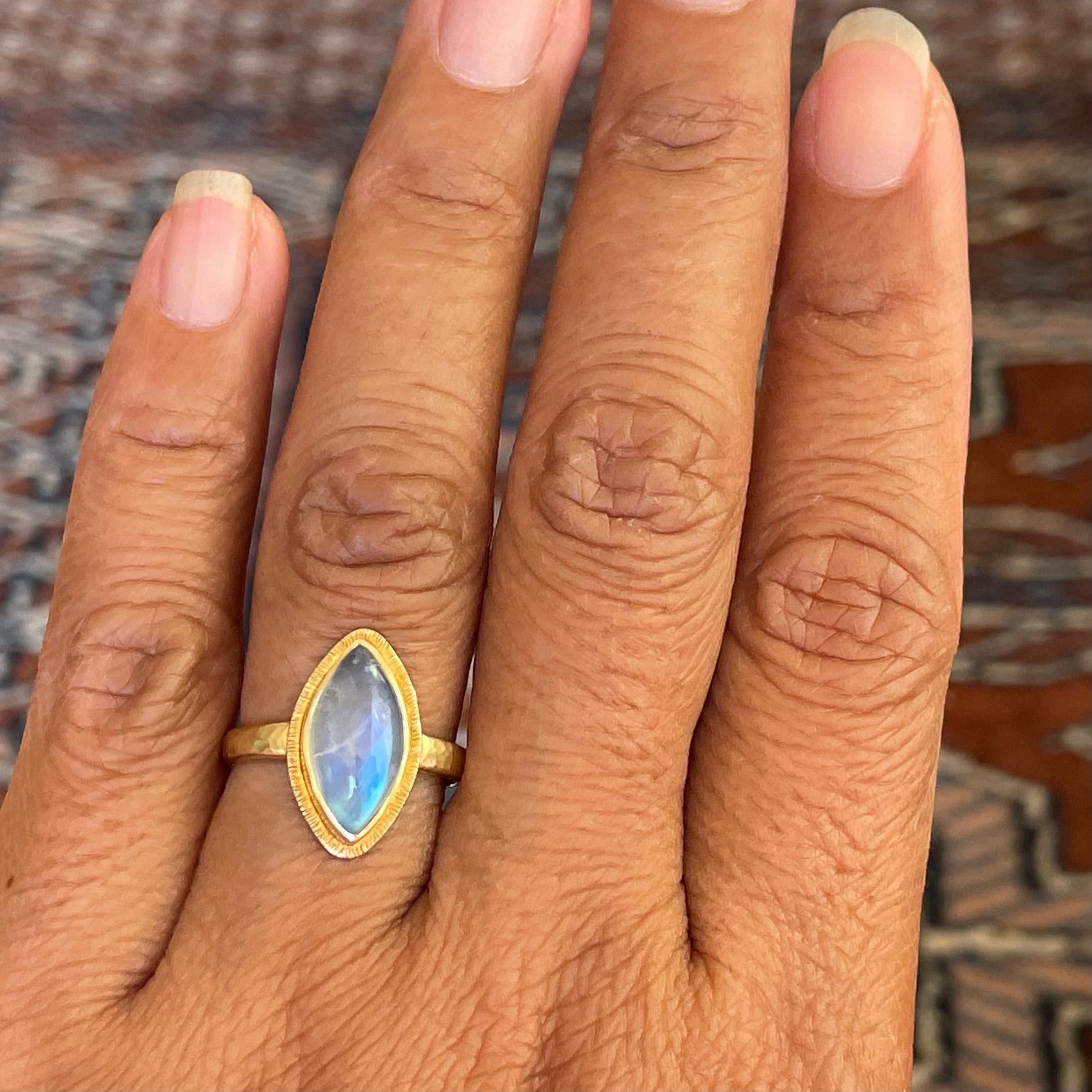 Steven Battelle 2.9 Carats Rainbow Moonstone 18K Gold Ring In New Condition For Sale In Soquel, CA