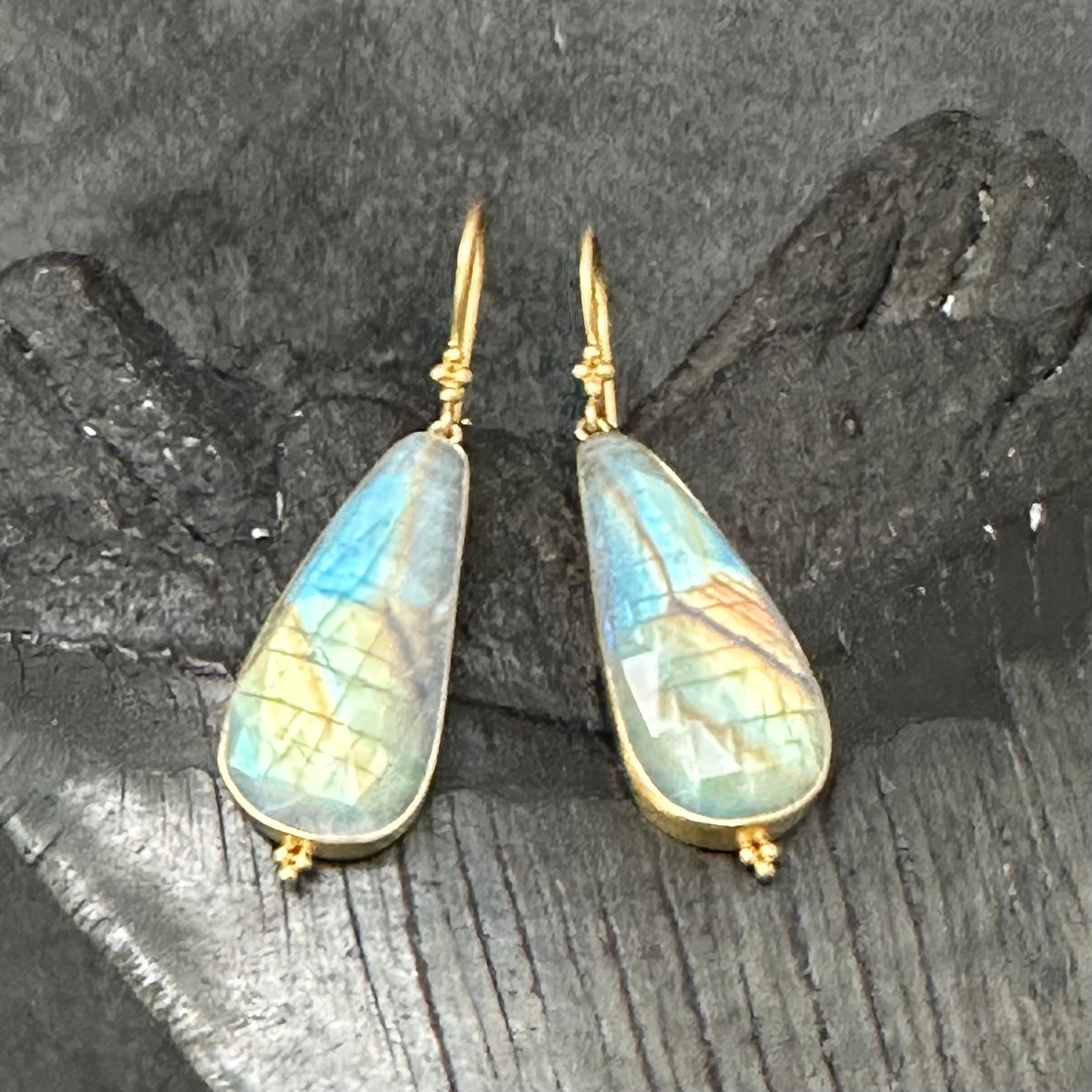 Steven Battelle Orecchini a goccia in oro 18K con pietra di luna arcobaleno da 29,2 carati in vendita 4