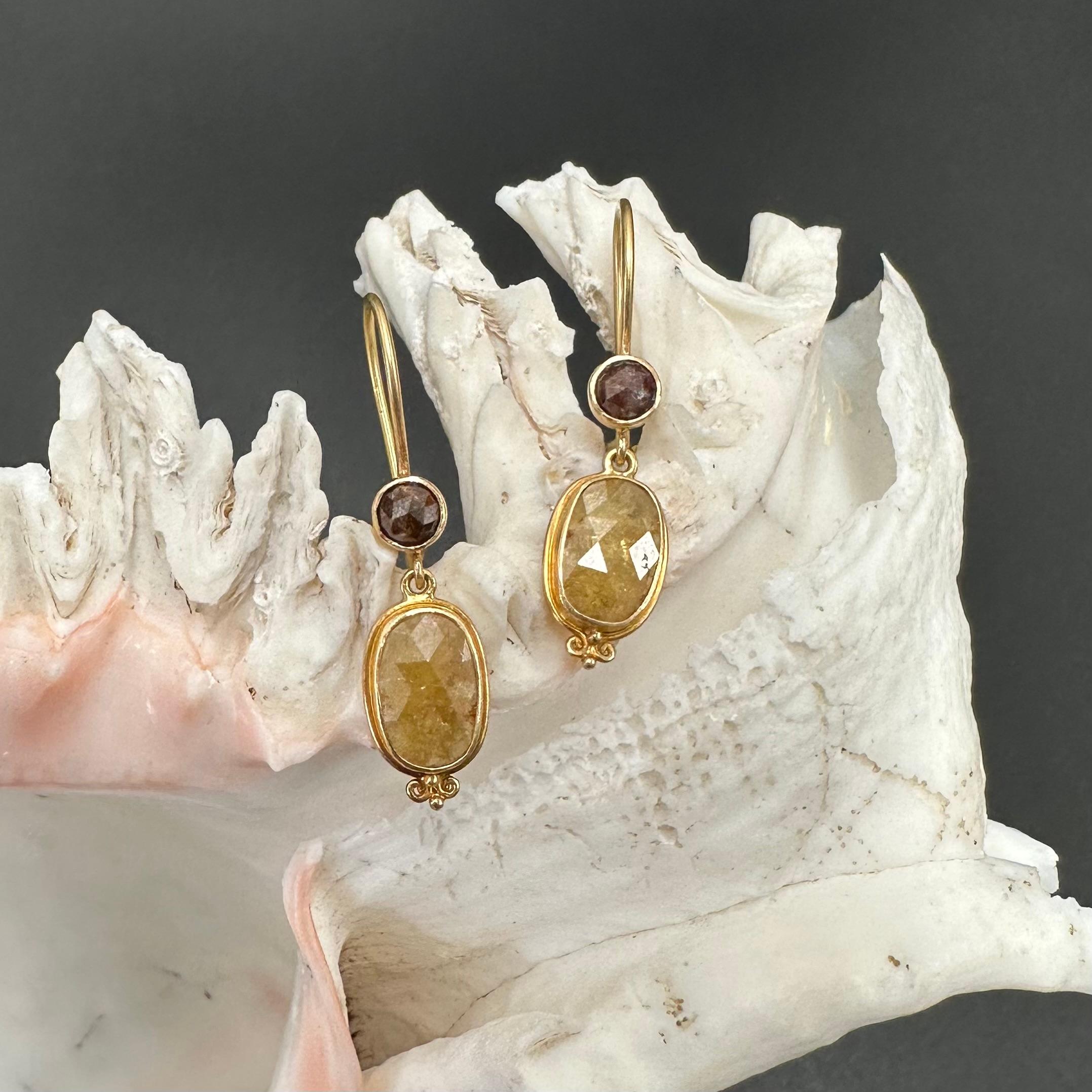 Boucles d'oreilles en fil d'or 18K avec diamants jaunes et bruns de 3,0 carats en vente 3
