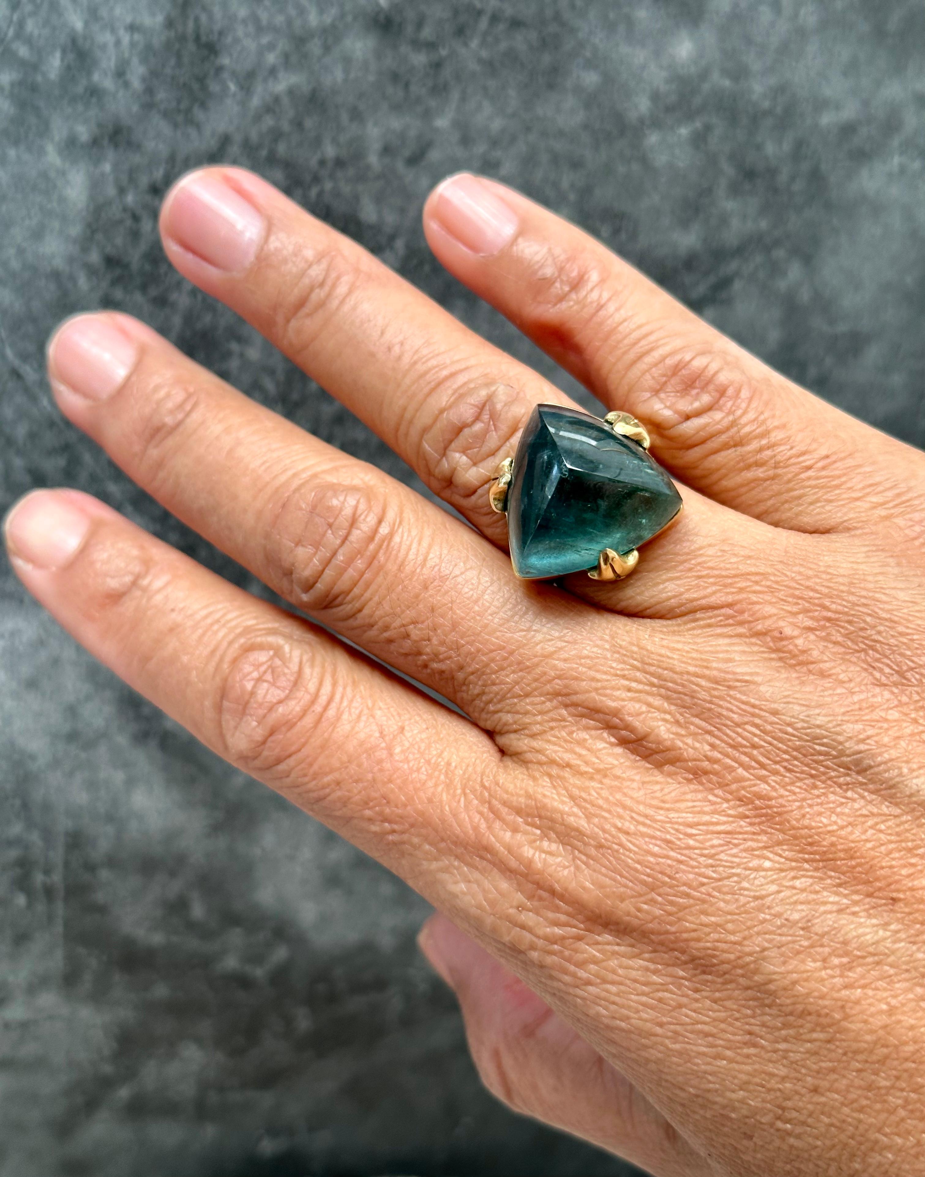 Contemporary Steven Battelle 30.2 Carats Blue-Green Indicolite Tourmaline 18k Gold Ring For Sale