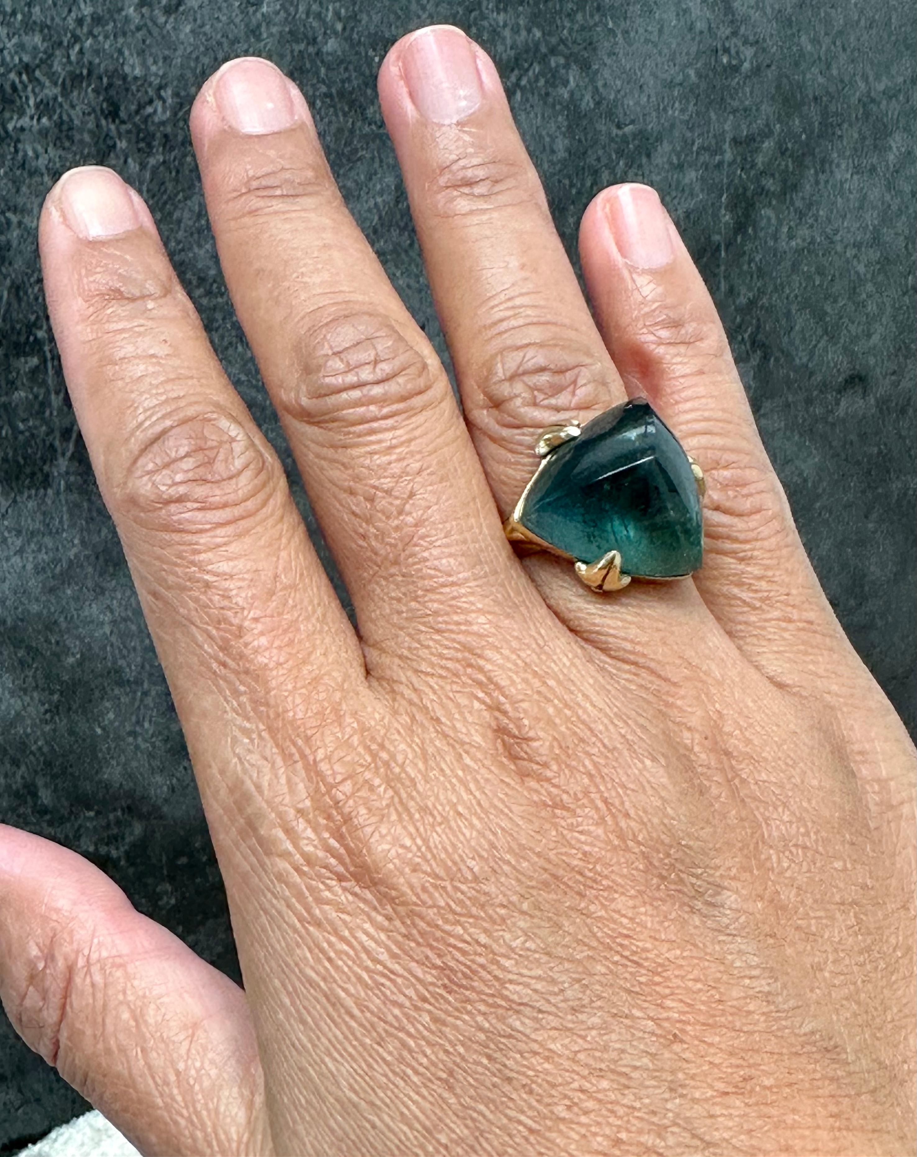Women's or Men's Steven Battelle 30.2 Carats Blue-Green Indicolite Tourmaline 18k Gold Ring For Sale