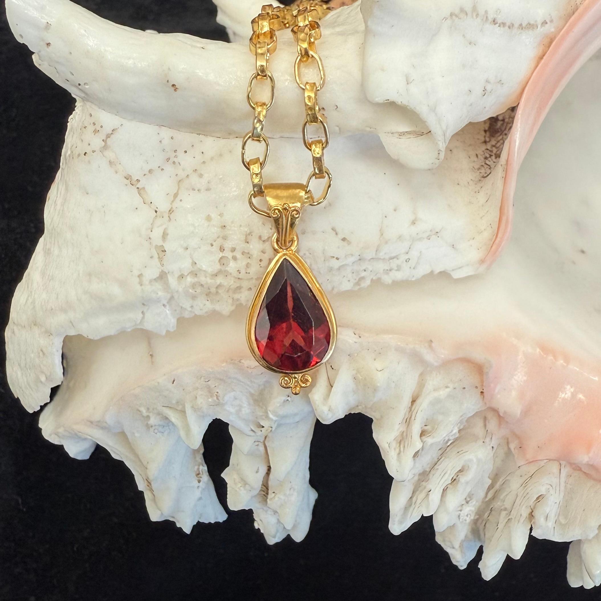 Steven Battelle 3.1 Carats Mozambique Garnet 18K Gold Pendant en vente 4