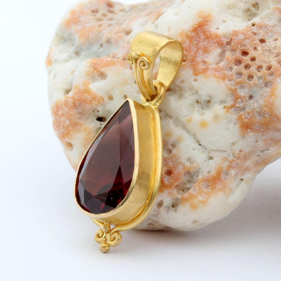 Steven Battelle 3.1 Carats Mozambique Garnet 18K Gold Pendant Neuf - En vente à Soquel, CA