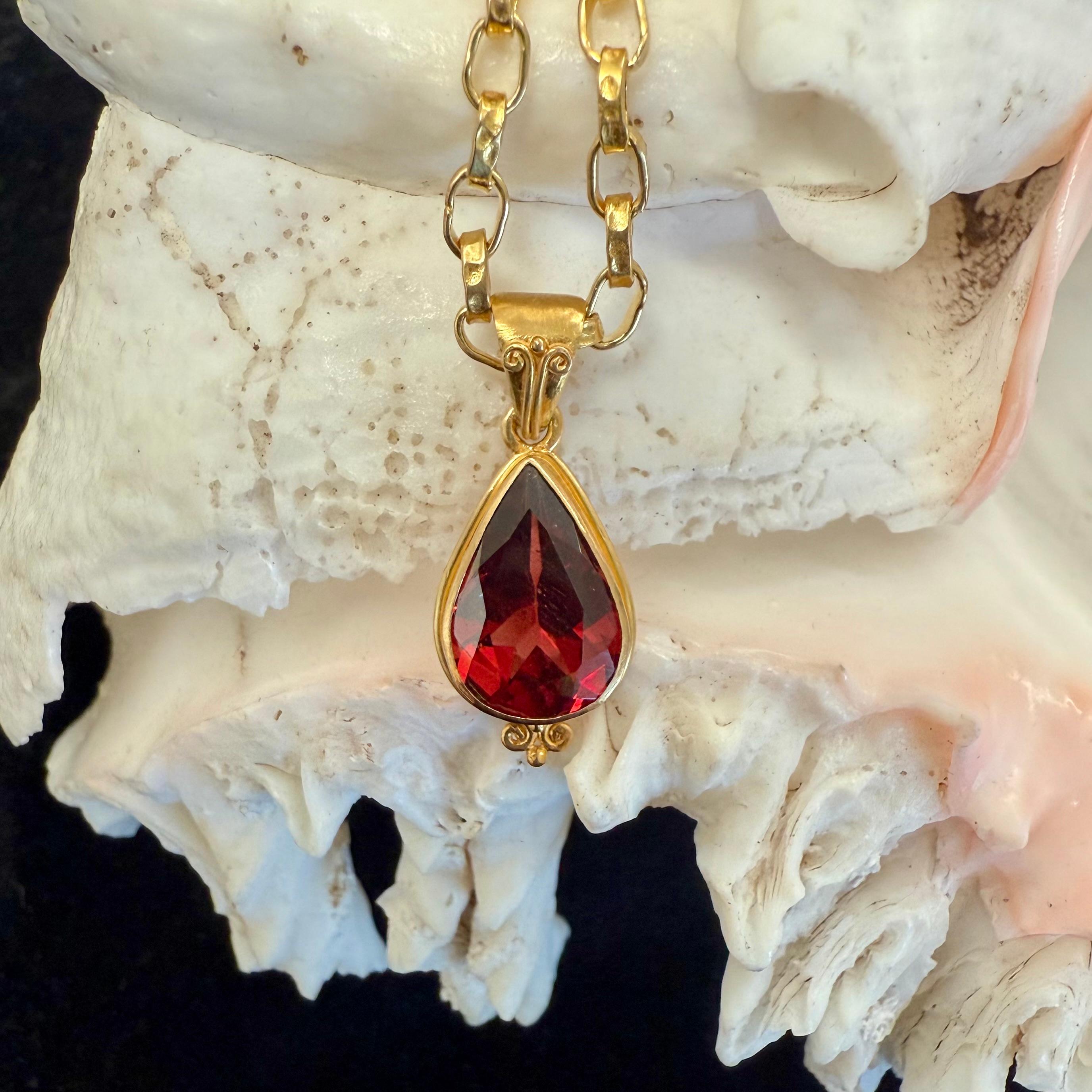Steven Battelle 3.1 Carats Mozambique Garnet 18K Gold Pendant Unisexe en vente