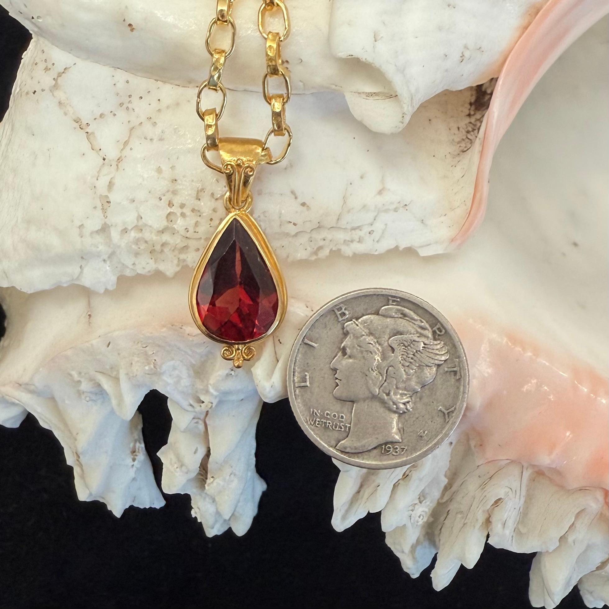 Steven Battelle 3.1 Carats Mozambique Garnet 18K Gold Pendant en vente 3