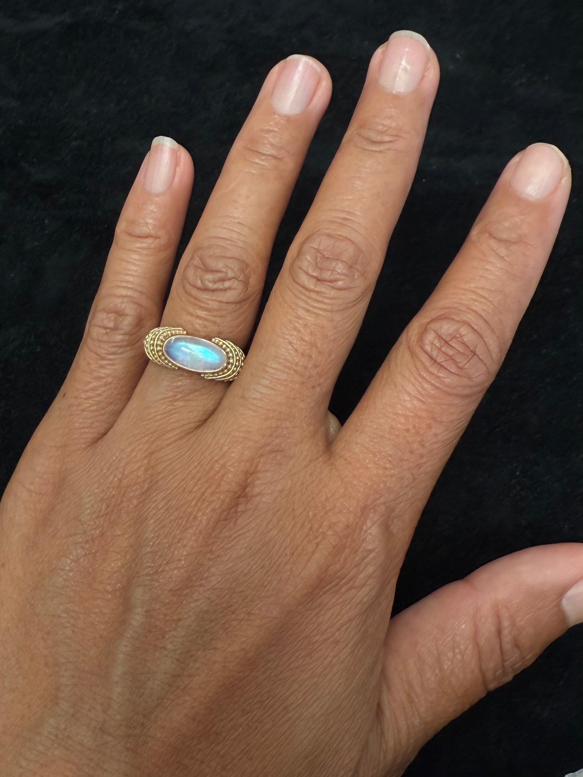 Steven Battelle Anillo de oro de 22 quilates y plata de ley con 3,1 quilates de piedra lunar arco iris en venta 4