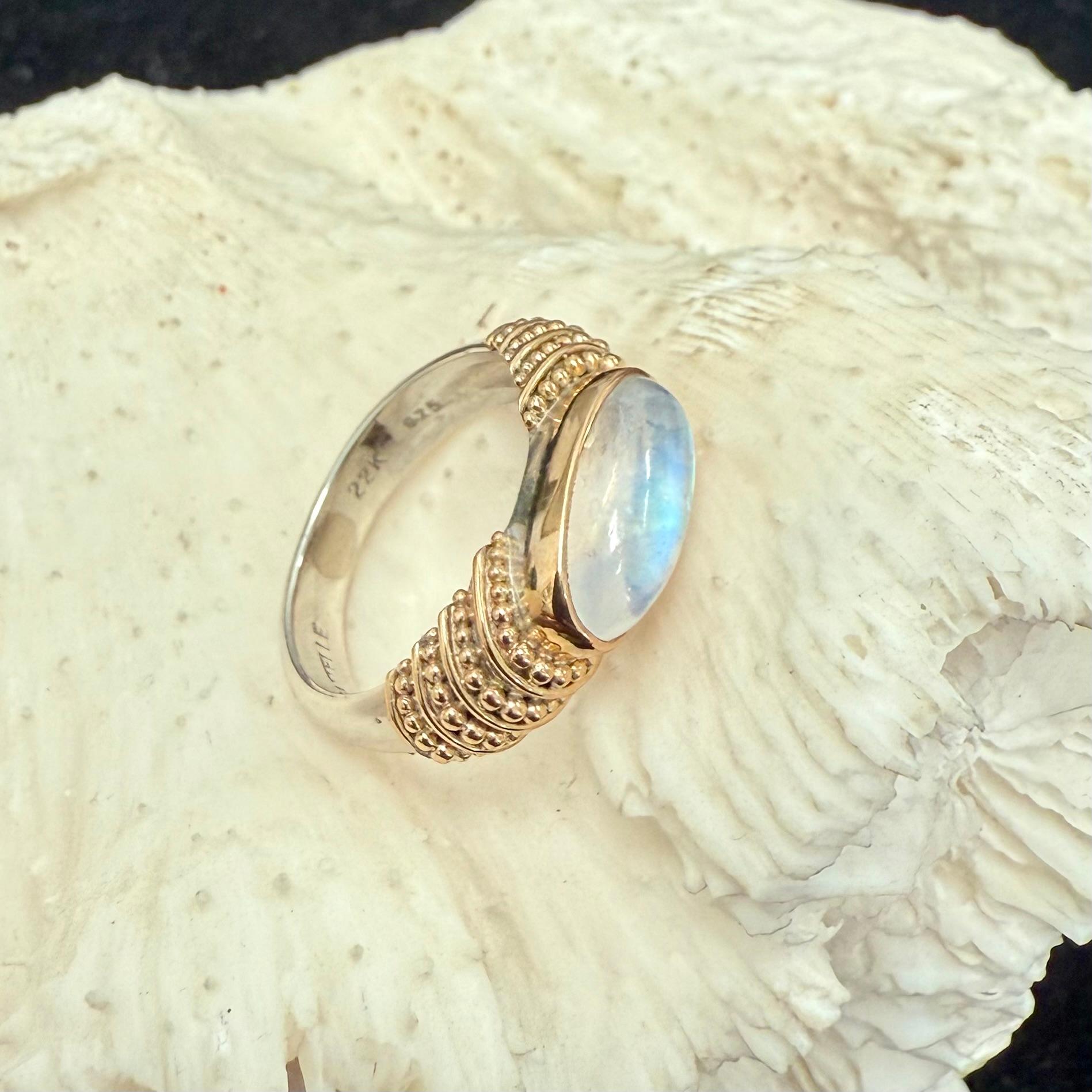 Steven Battelle Anillo de oro de 22 quilates y plata de ley con 3,1 quilates de piedra lunar arco iris en venta 5