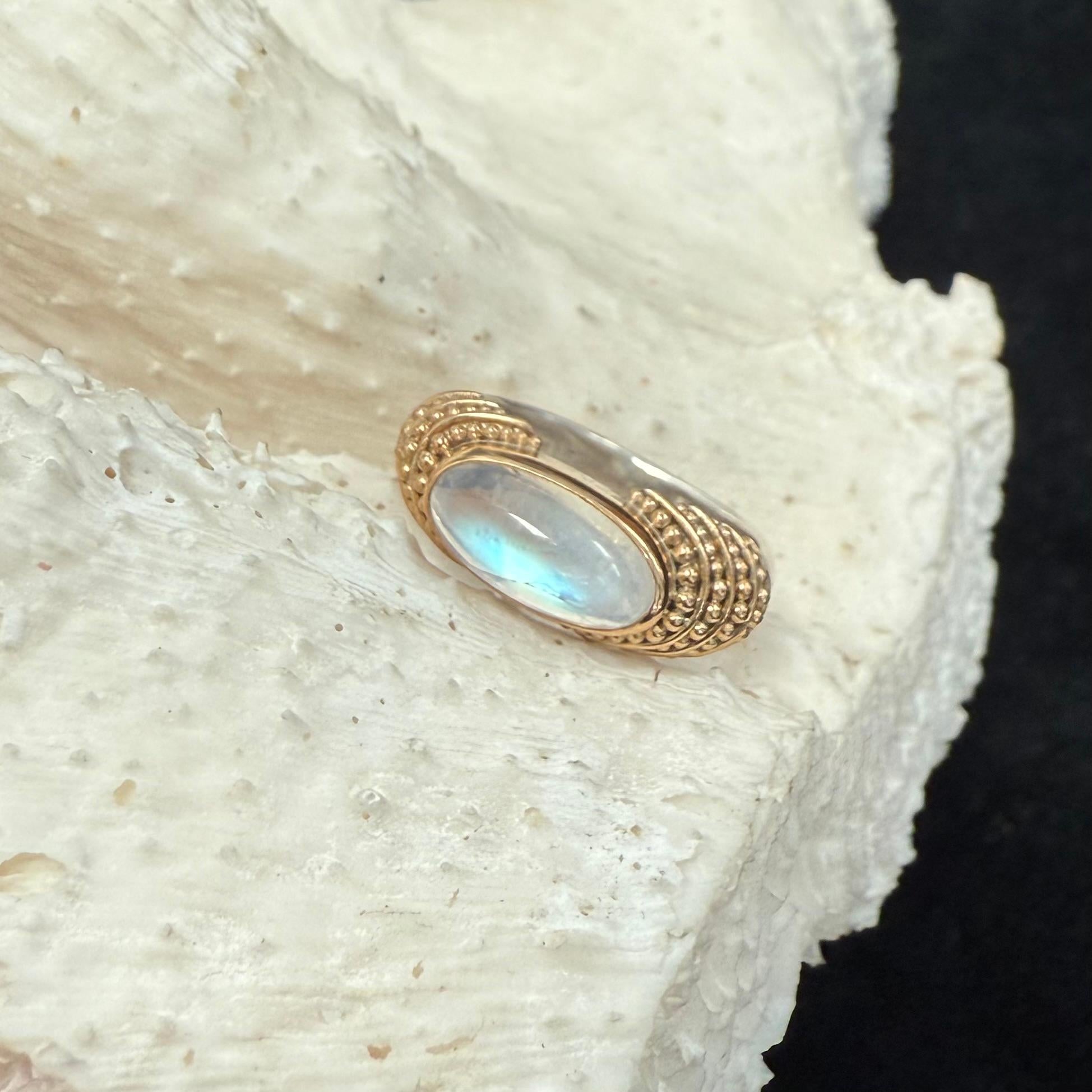 Steven Battelle Anillo de oro de 22 quilates y plata de ley con 3,1 quilates de piedra lunar arco iris en venta 6