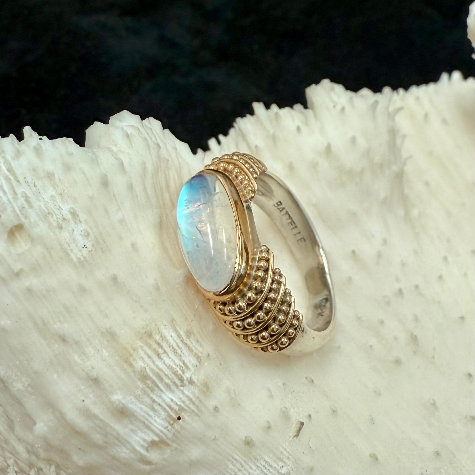 Steven Battelle Anillo de oro de 22 quilates y plata de ley con 3,1 quilates de piedra lunar arco iris en venta 8