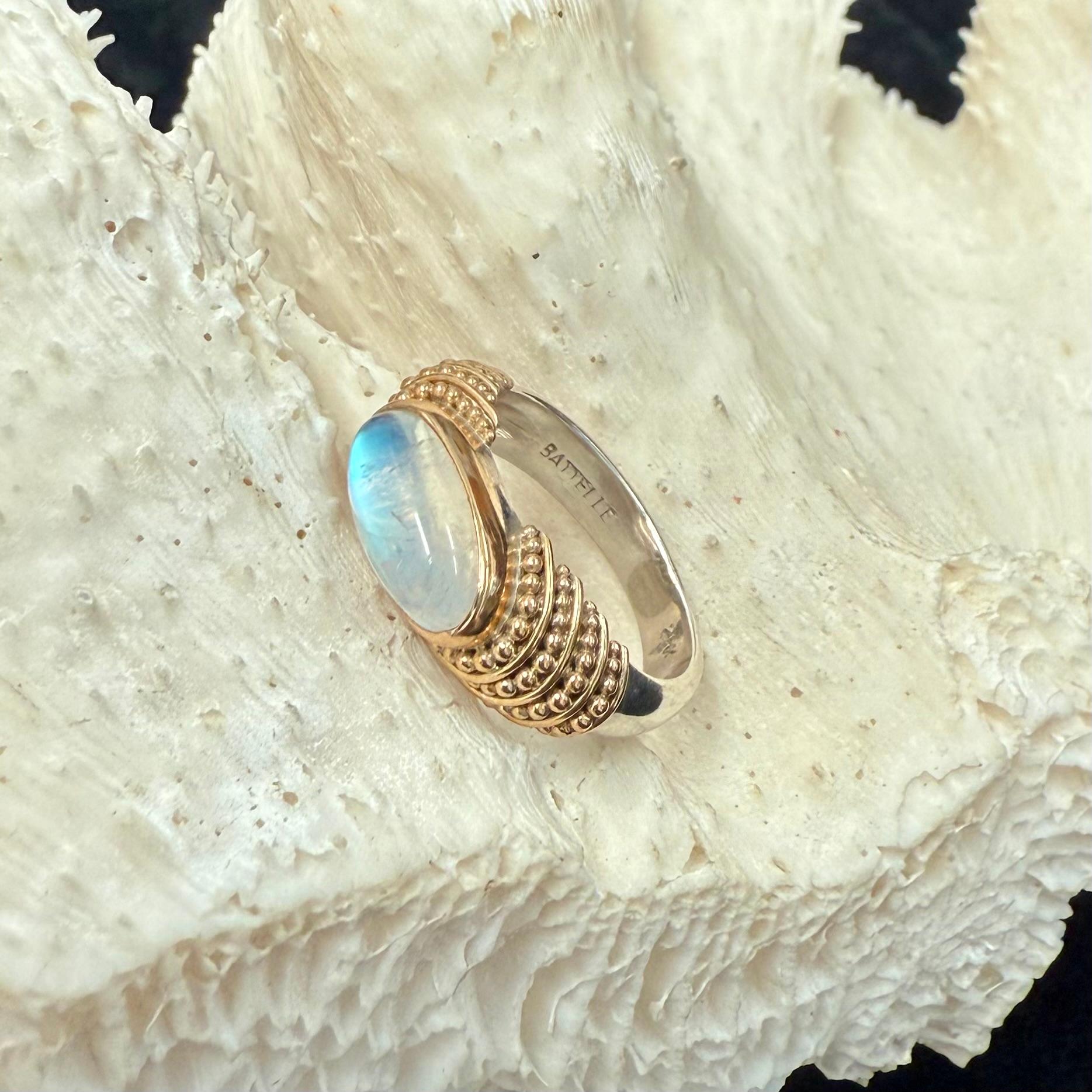 Steven Battelle Anillo de oro de 22 quilates y plata de ley con 3,1 quilates de piedra lunar arco iris Contemporáneo en venta