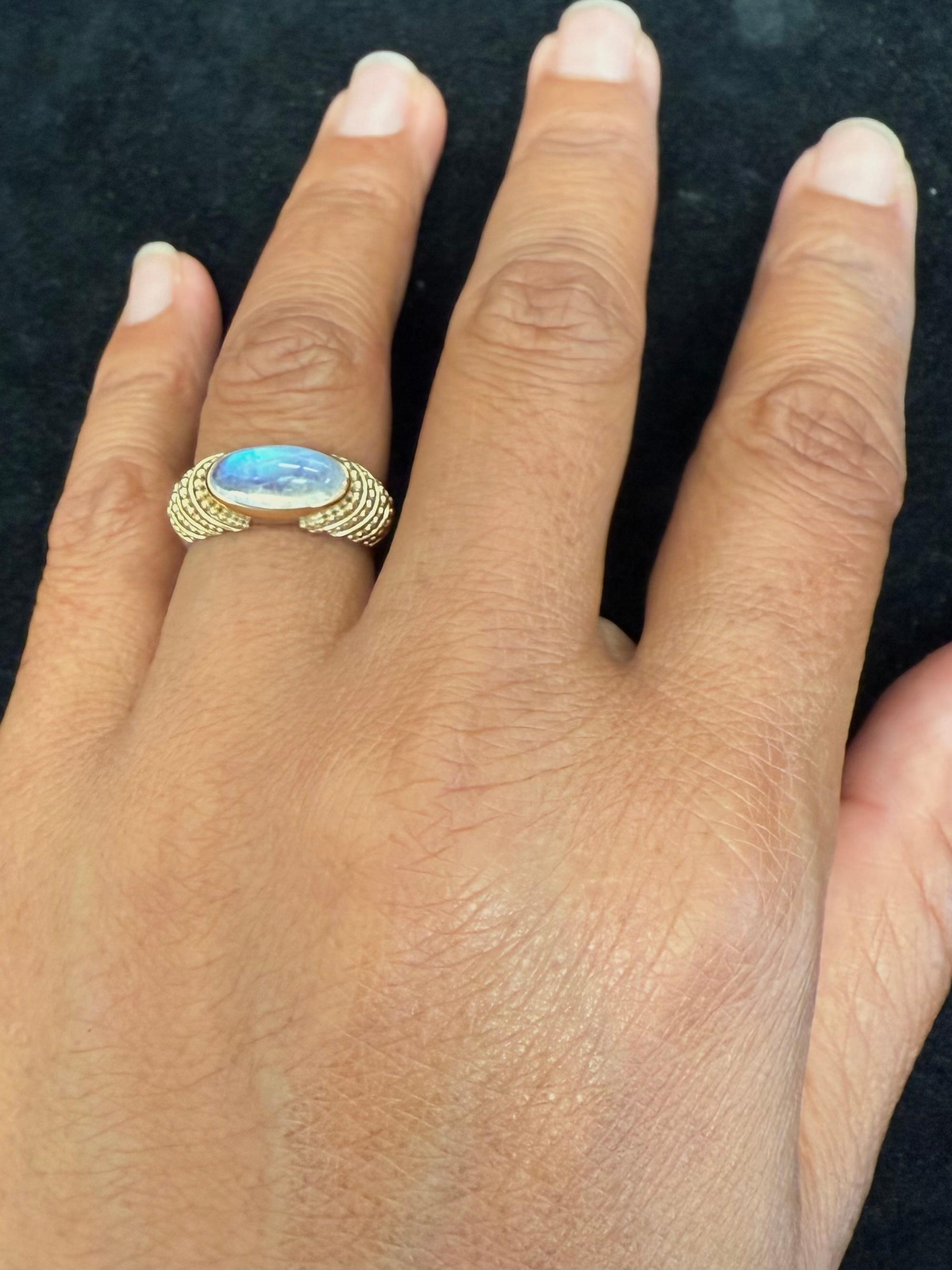 Steven Battelle Anillo de oro de 22 quilates y plata de ley con 3,1 quilates de piedra lunar arco iris en venta 1