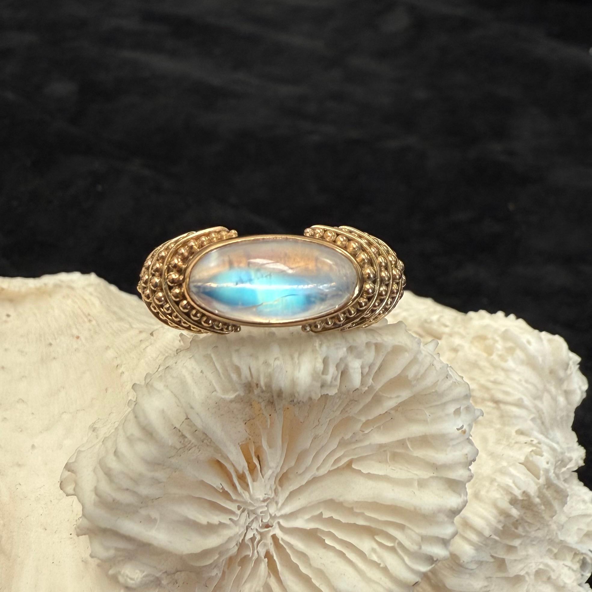 Steven Battelle Anillo de oro de 22 quilates y plata de ley con 3,1 quilates de piedra lunar arco iris en venta 2