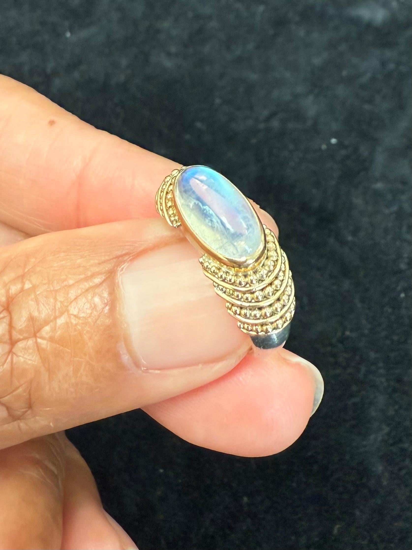 Steven Battelle Anillo de oro de 22 quilates y plata de ley con 3,1 quilates de piedra lunar arco iris en venta 3