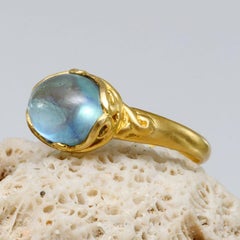 Steven Battelle Anillo de oro de 18 quilates con aguamarina en cabujón de 3,2 quilates