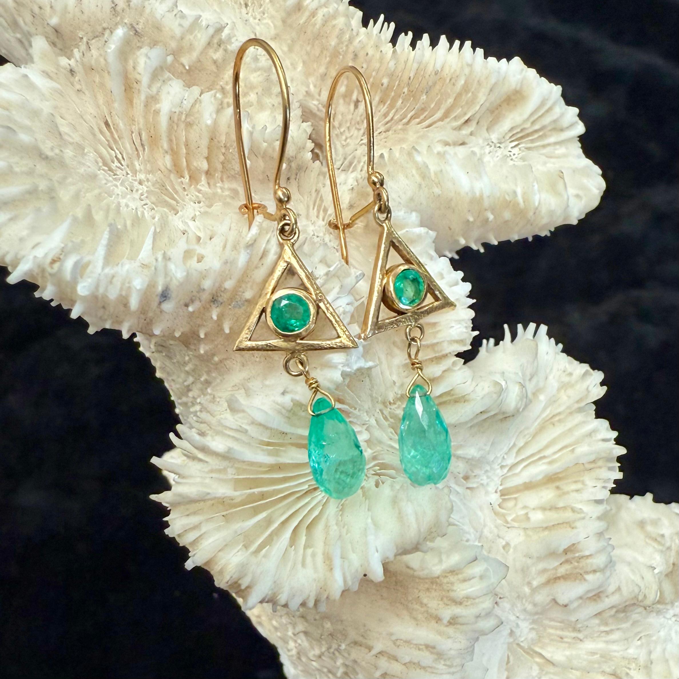 Contemporaneo Steven Battelle Orecchini a filo in oro 18K con smeraldo da 3,2 carati in vendita