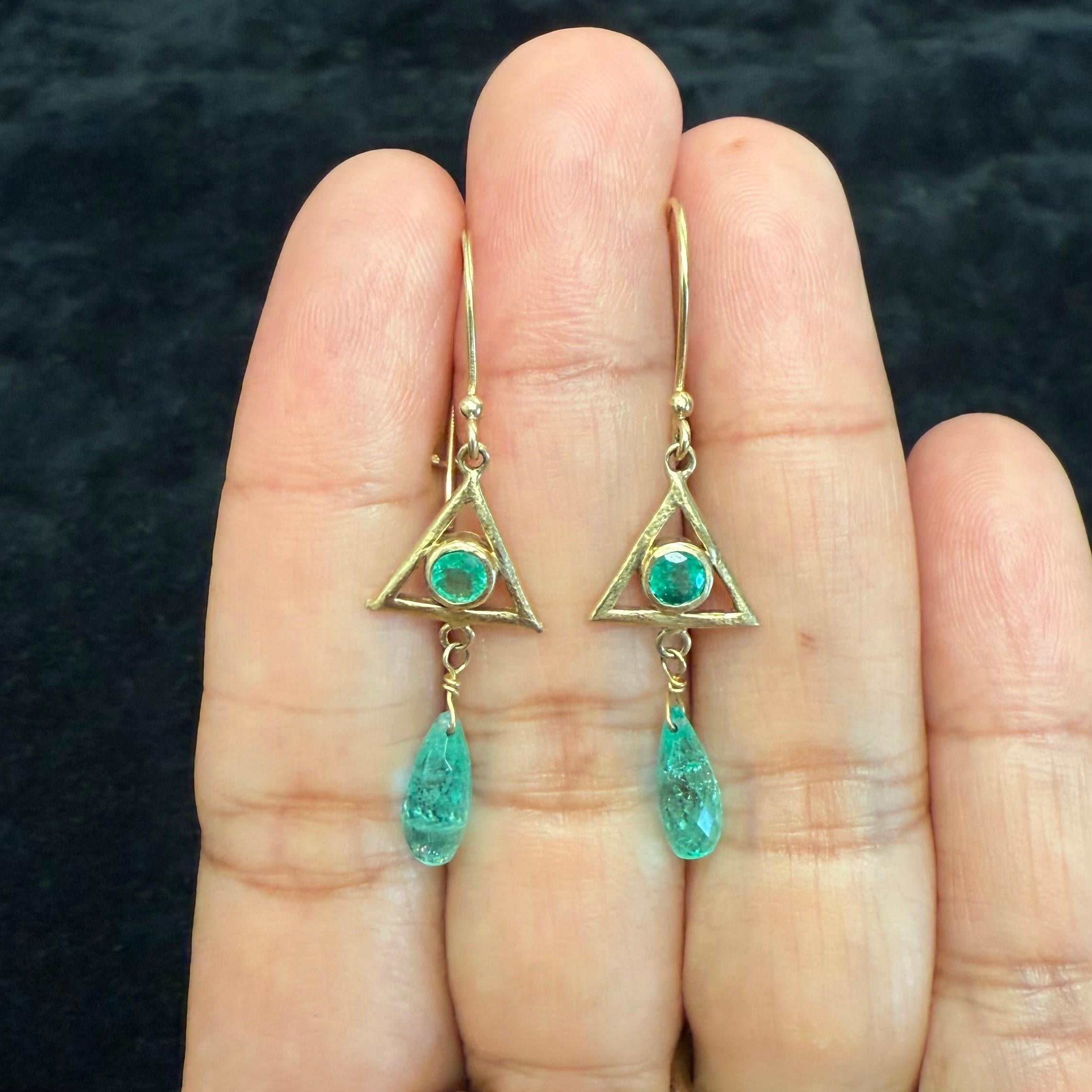Steven Battelle Orecchini a filo in oro 18K con smeraldo da 3,2 carati In condizioni Nuovo in vendita a Soquel, CA