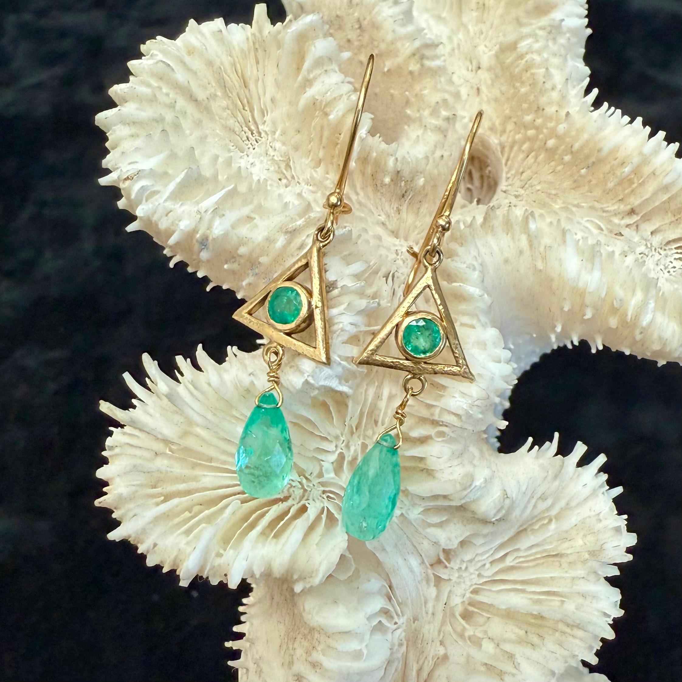 Donna Steven Battelle Orecchini a filo in oro 18K con smeraldo da 3,2 carati in vendita