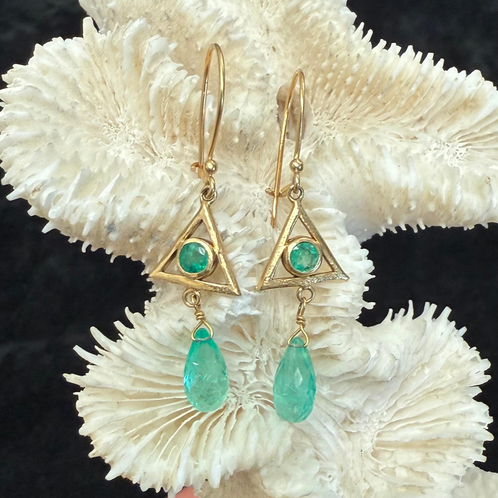 Steven Battelle Orecchini a filo in oro 18K con smeraldo da 3,2 carati in vendita 1