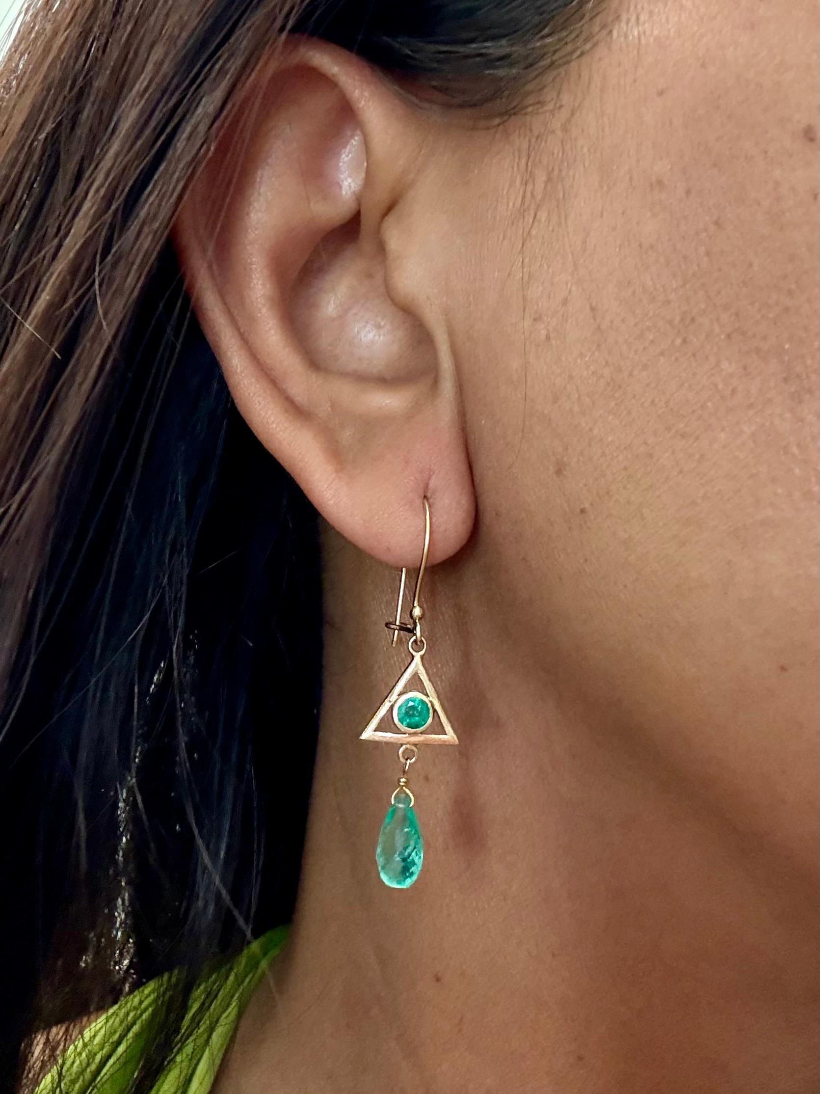 Steven Battelle Orecchini a filo in oro 18K con smeraldo da 3,2 carati in vendita 2