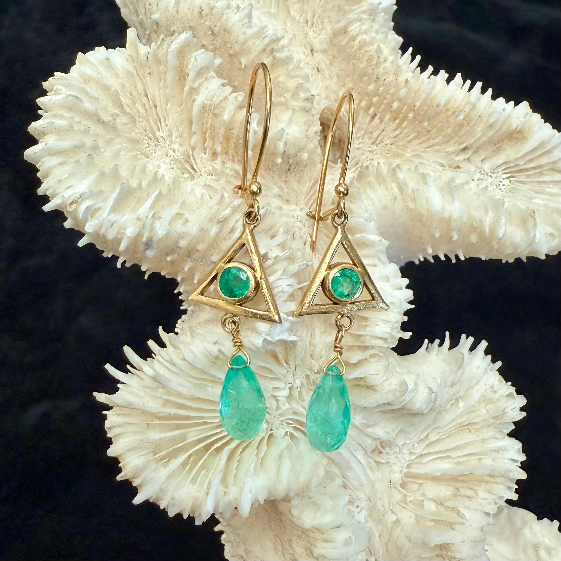 Steven Battelle Orecchini a filo in oro 18K con smeraldo da 3,2 carati in vendita 3