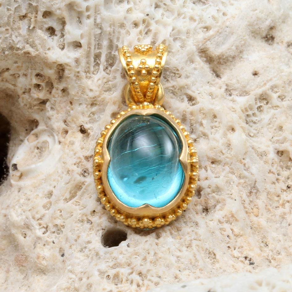 Contemporaneo Ciondolo con apatite cabochon in oro 22K di Steven Battelle da 3,3 carati in vendita