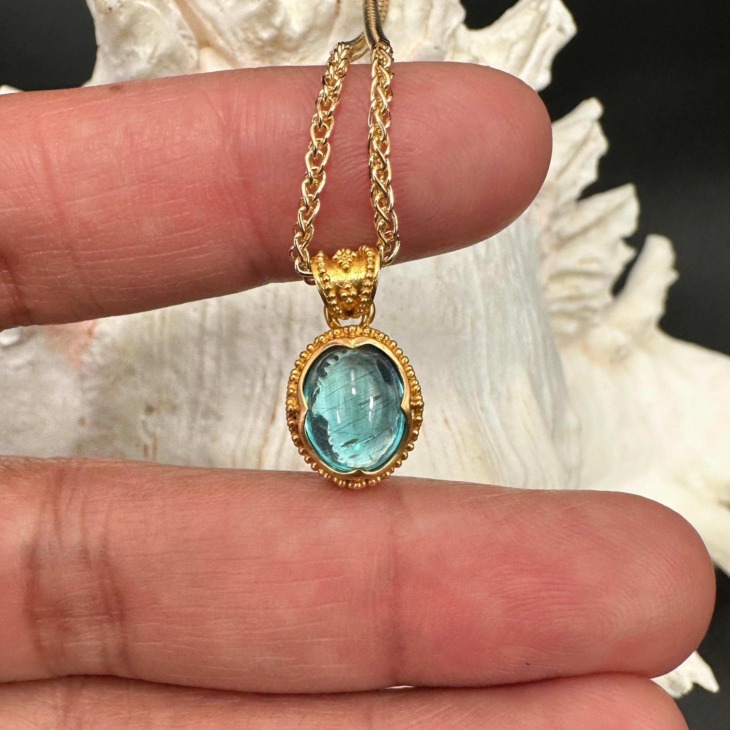 Ciondolo con apatite cabochon in oro 22K di Steven Battelle da 3,3 carati in vendita 3