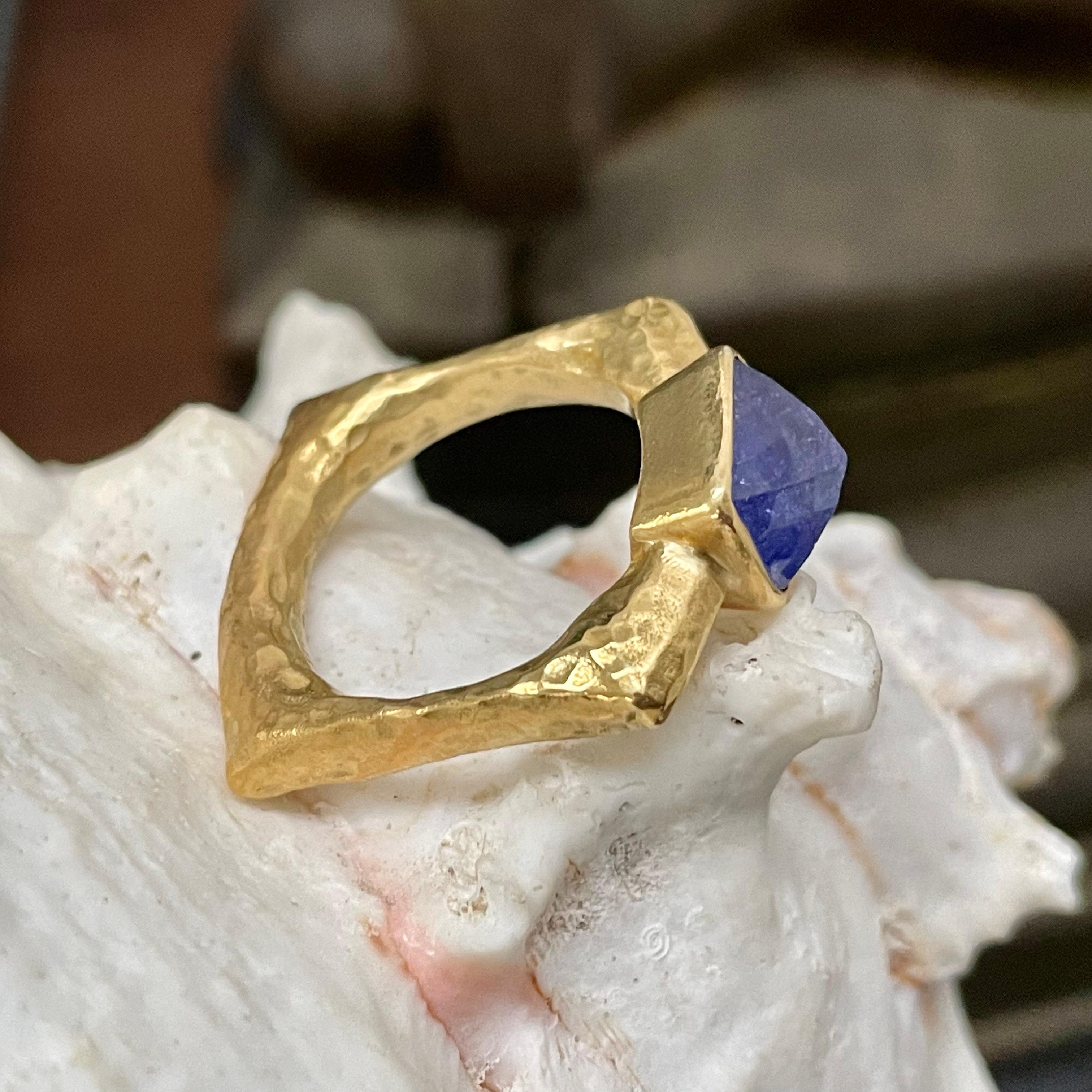Steven Battelle 3.5 Carats Rose-Cut Tanzanite Organic 18k Gold Ring In New Condition For Sale In Soquel, CA