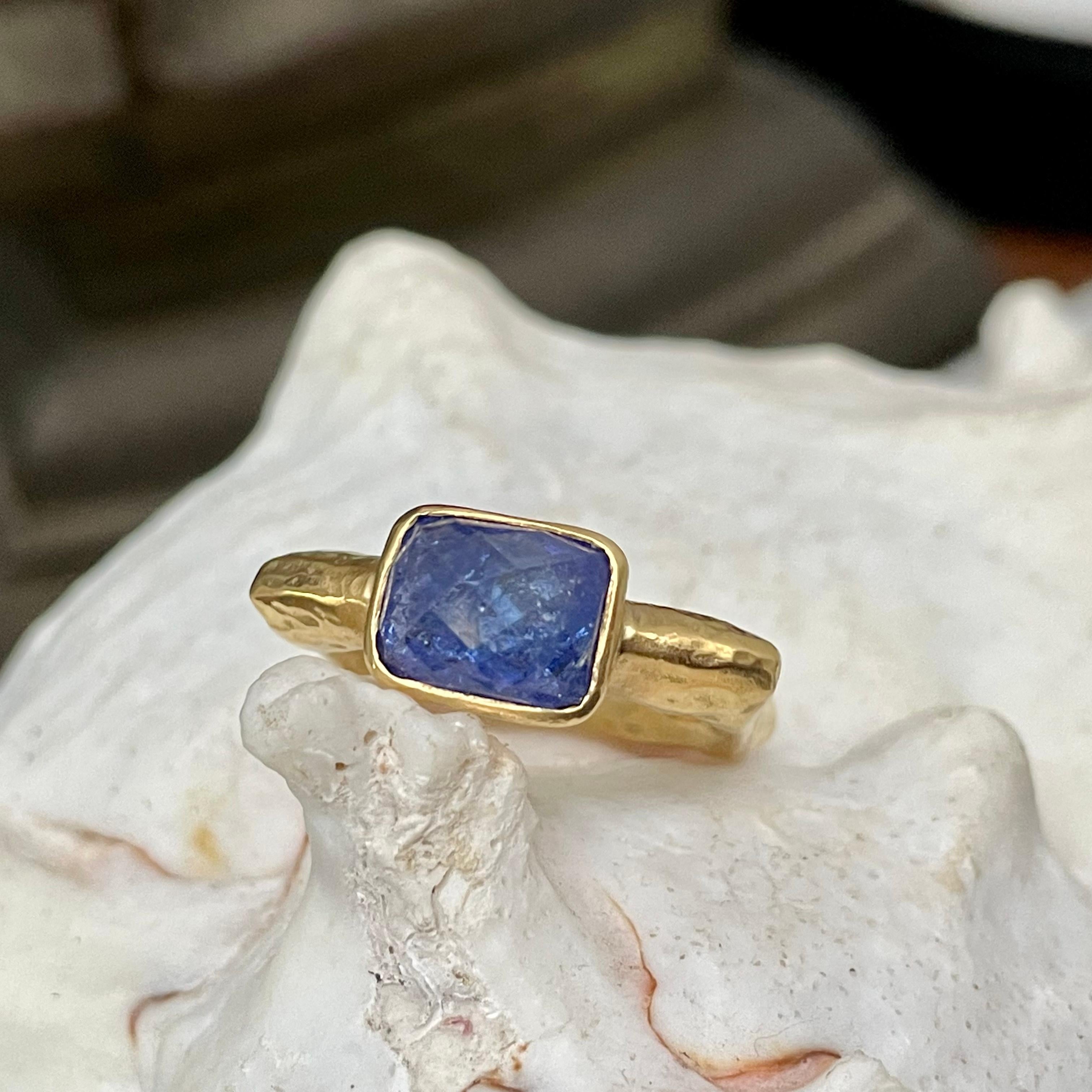 Women's or Men's Steven Battelle 3.5 Carats Rose-Cut Tanzanite Organic 18k Gold Ring For Sale