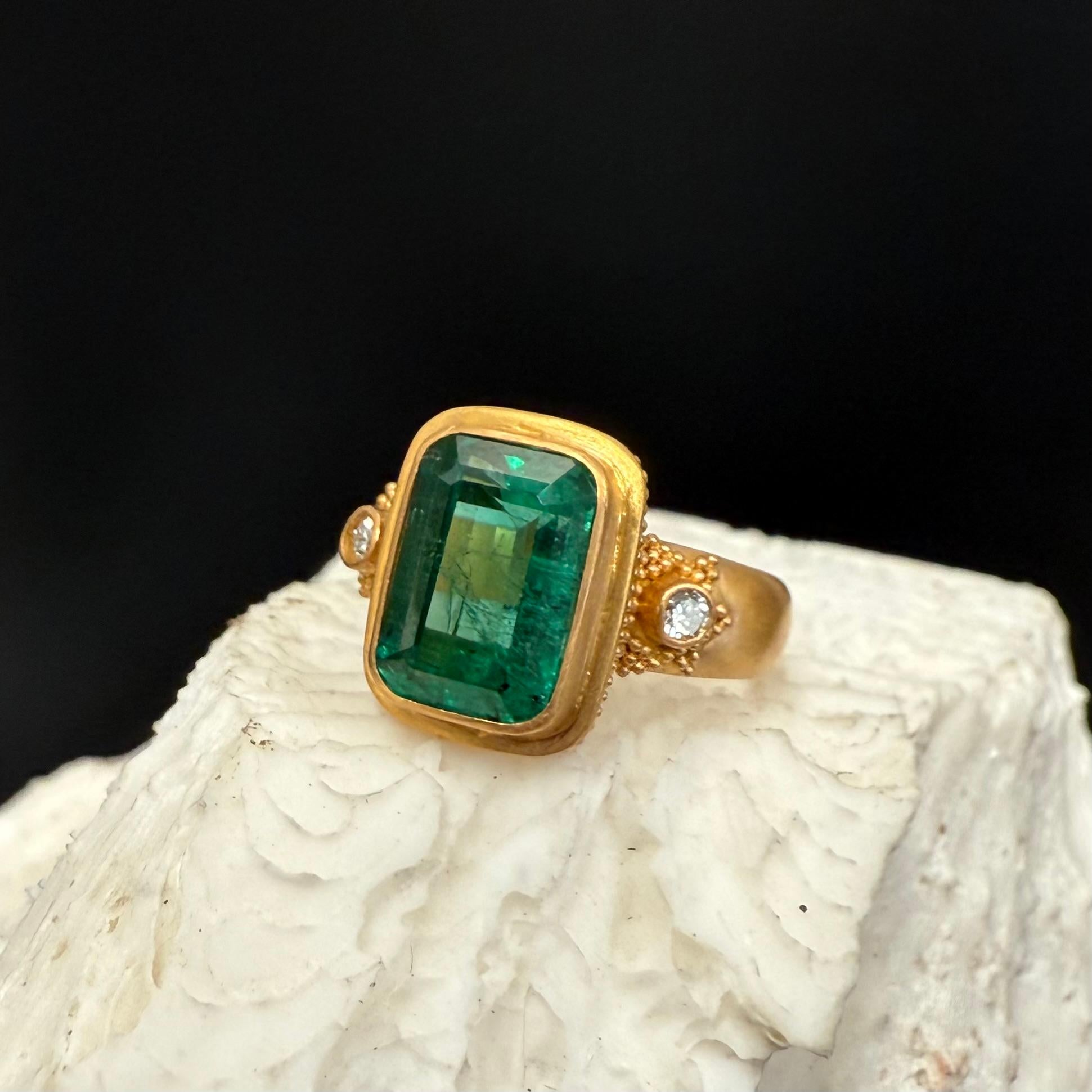 Steven Battelle 22 Karat Goldring mit 3,6 Karat Smaragd und Diamanten im Angebot 4