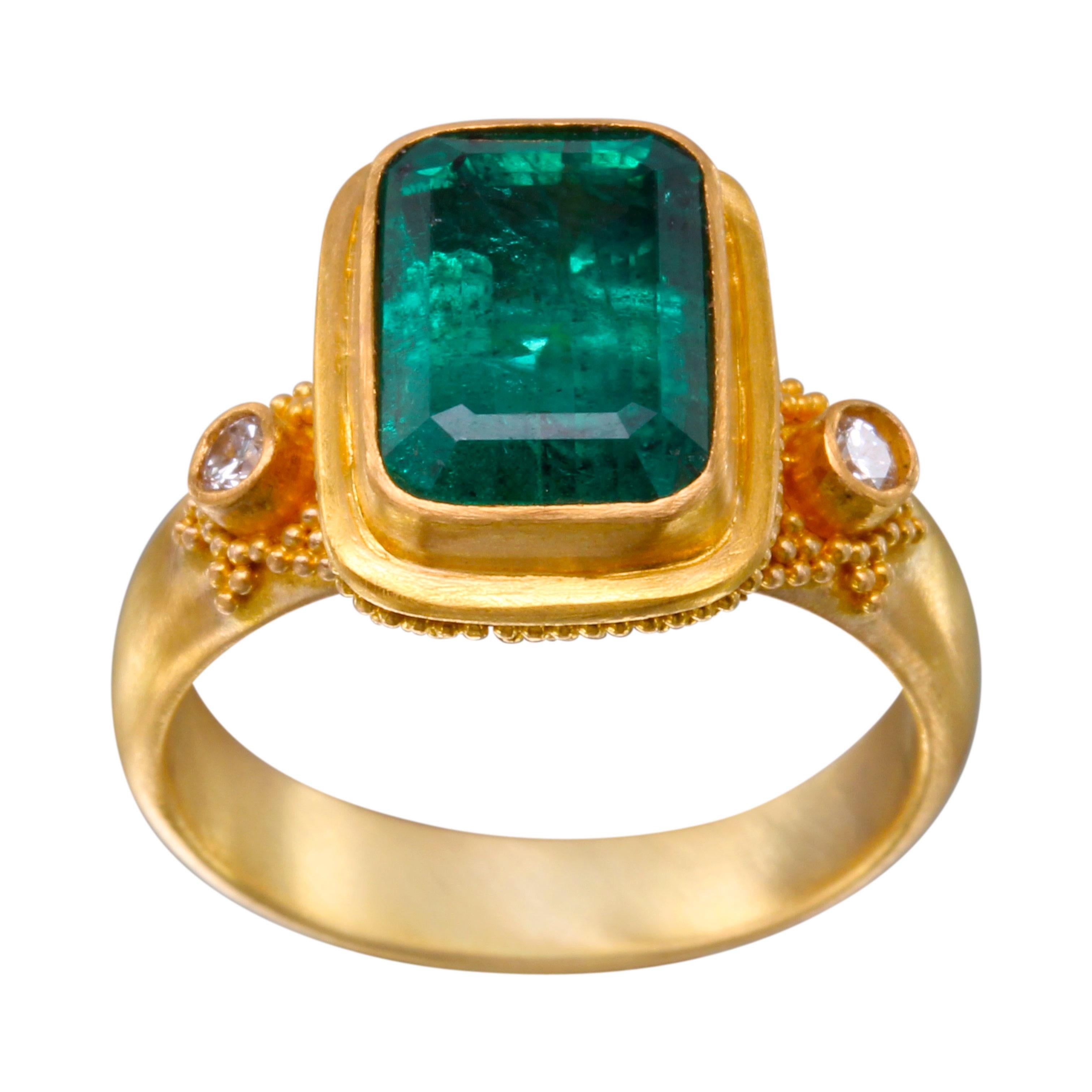 Steven Battelle 22 Karat Goldring mit 3,6 Karat Smaragd und Diamanten (Kissenschliff) im Angebot