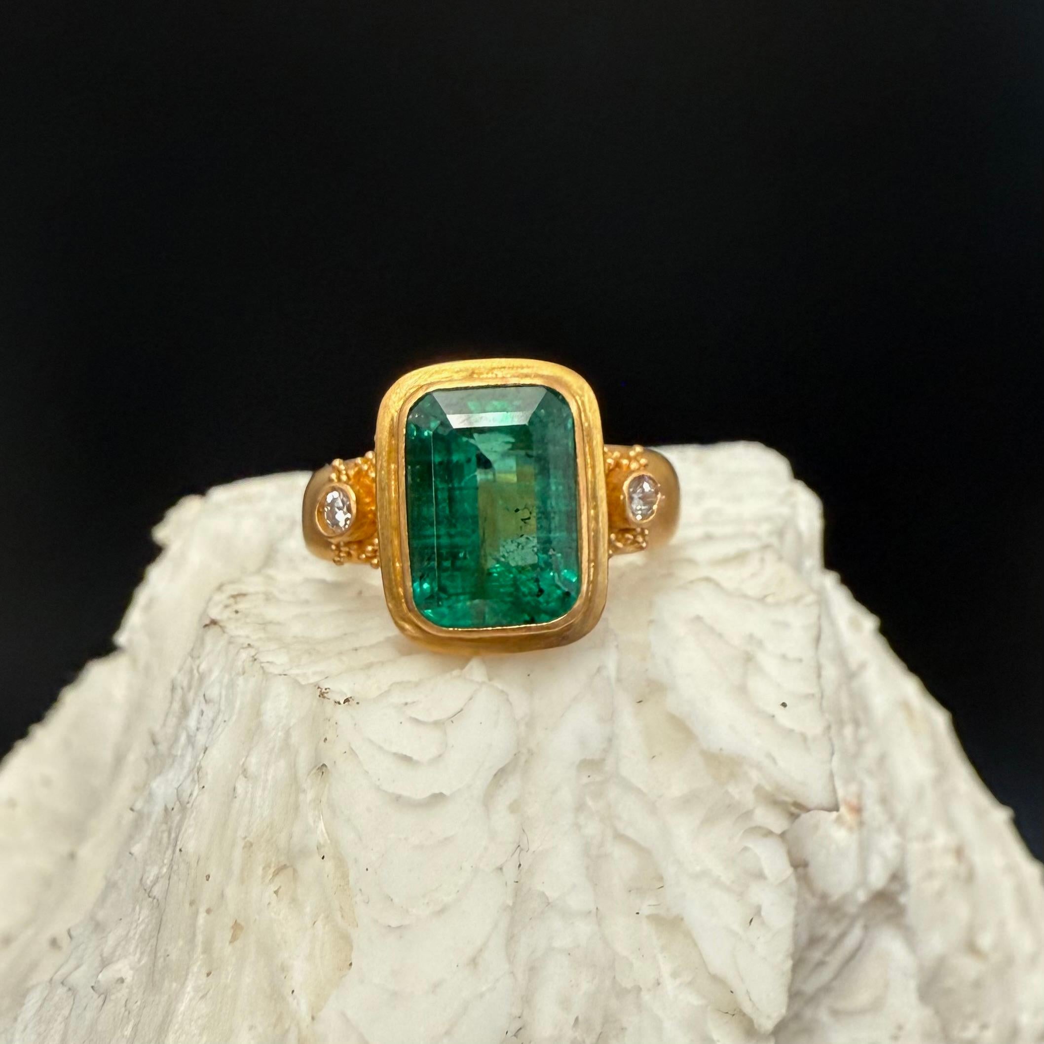 Steven Battelle 22 Karat Goldring mit 3,6 Karat Smaragd und Diamanten im Angebot 2